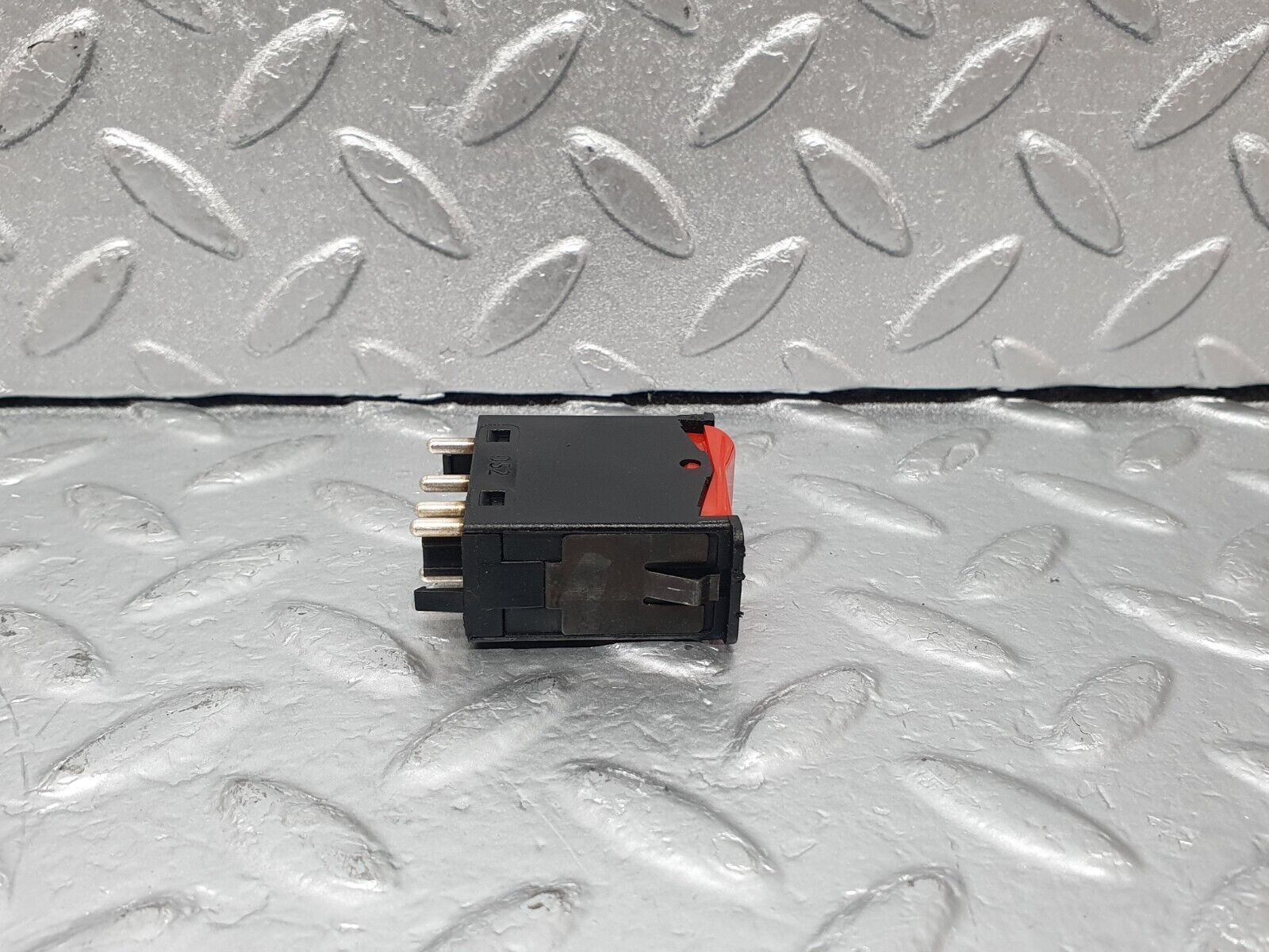 43656 Mercedes-Benz C126 380SEC Coupe Hazard Warning Light Switch 0008209010