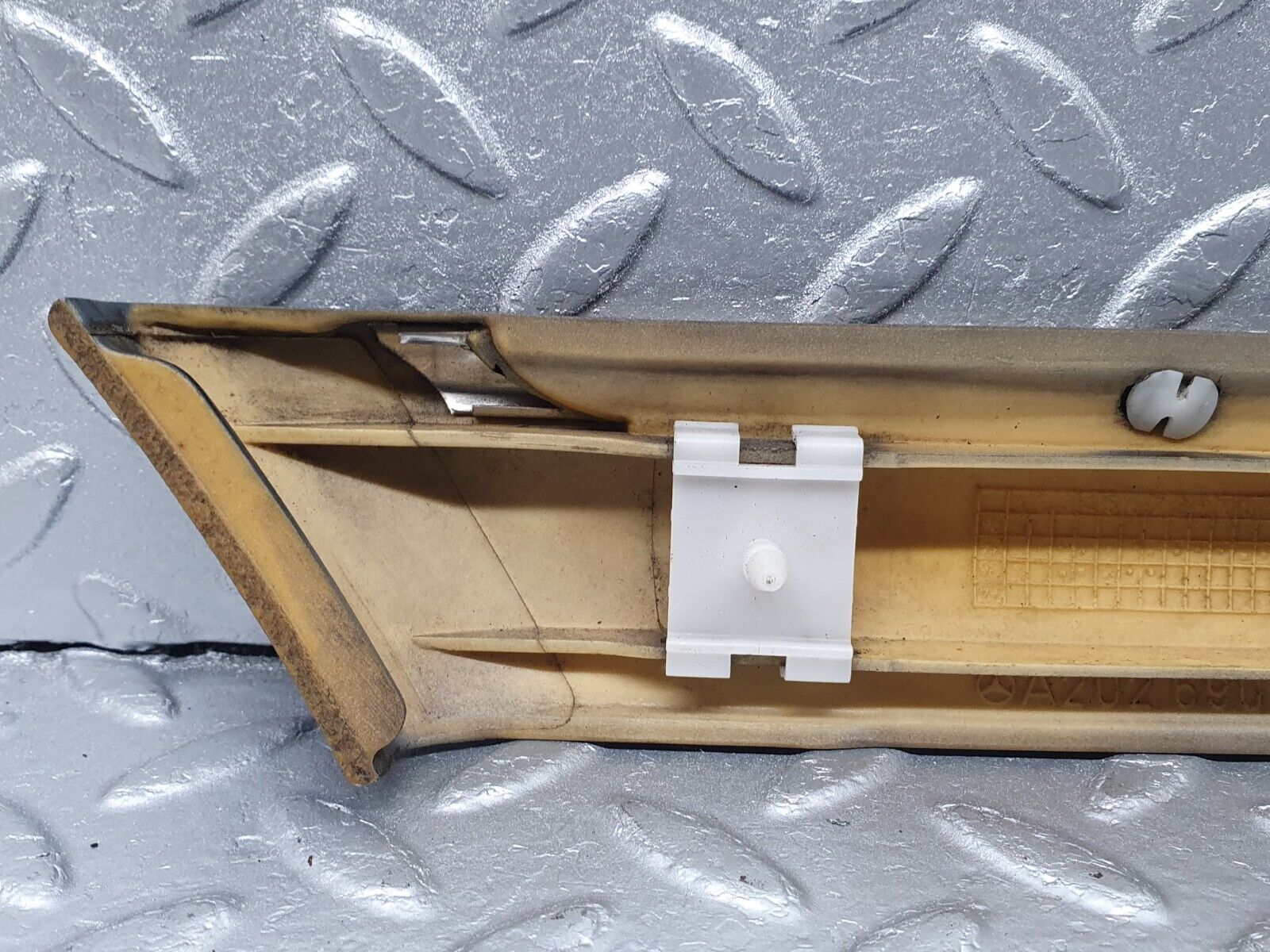 41802 Mercedes-Benz W202 C200 Front Right Fender Wing Centre Moulding 2026909262