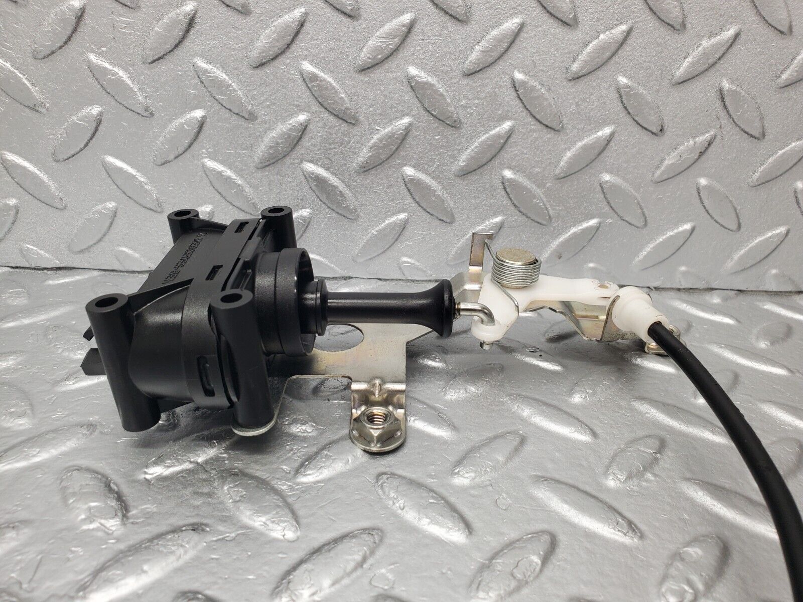 46949 Mercedes-Benz R129 320SL Coupe Trunk Lock Vacuum Actuator