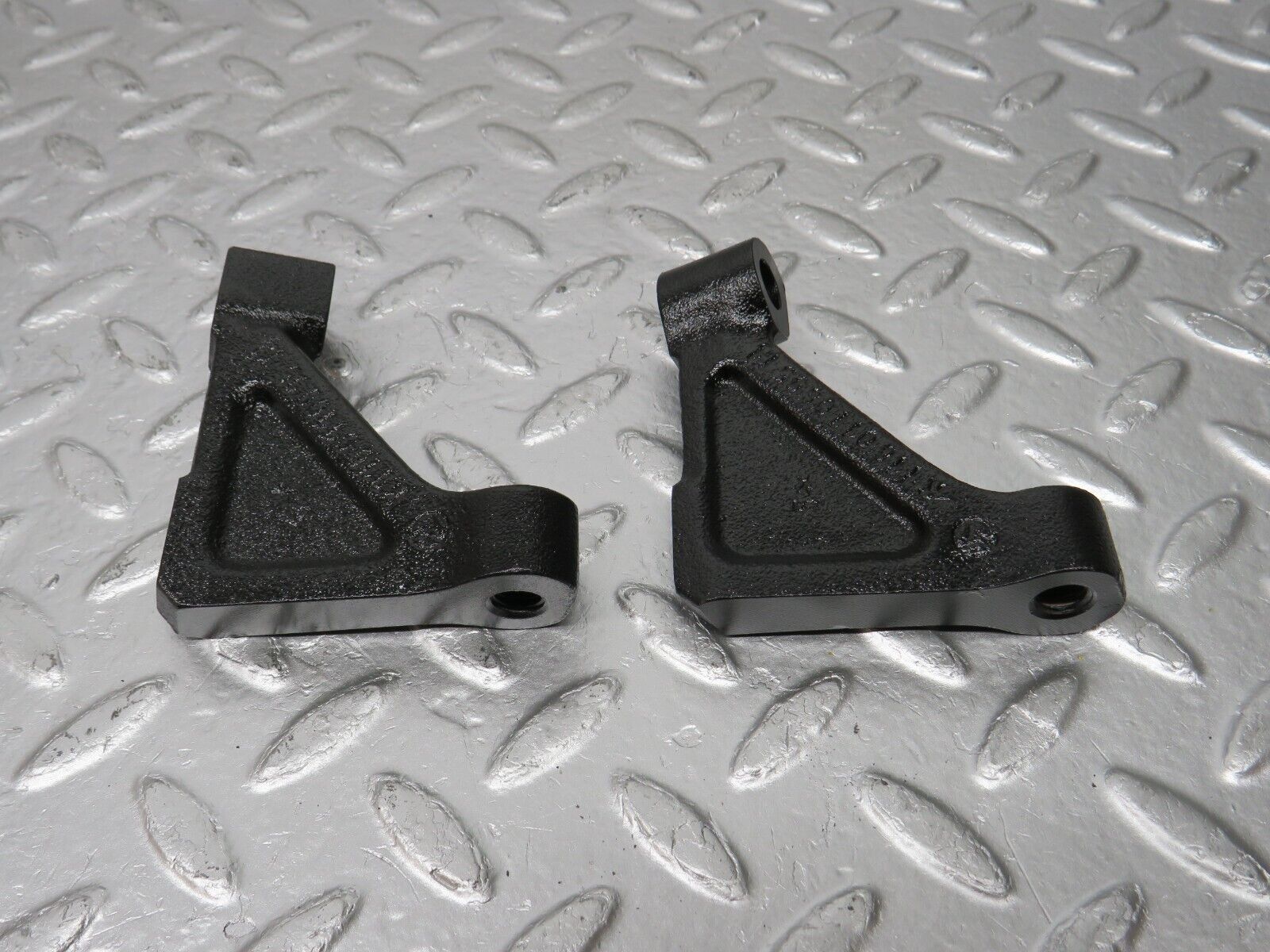 33064 Mercedes-Benz C107 R107 Engine Mount Bracket Pair 1160110895 1160110995