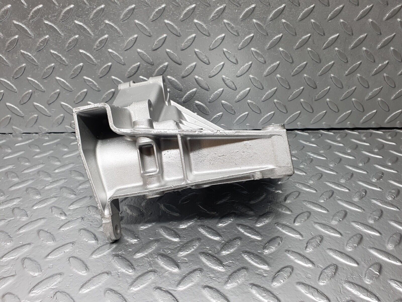 42985 Mercedes-Benz W201 190 Power Steering Pump Bracket 1022361030