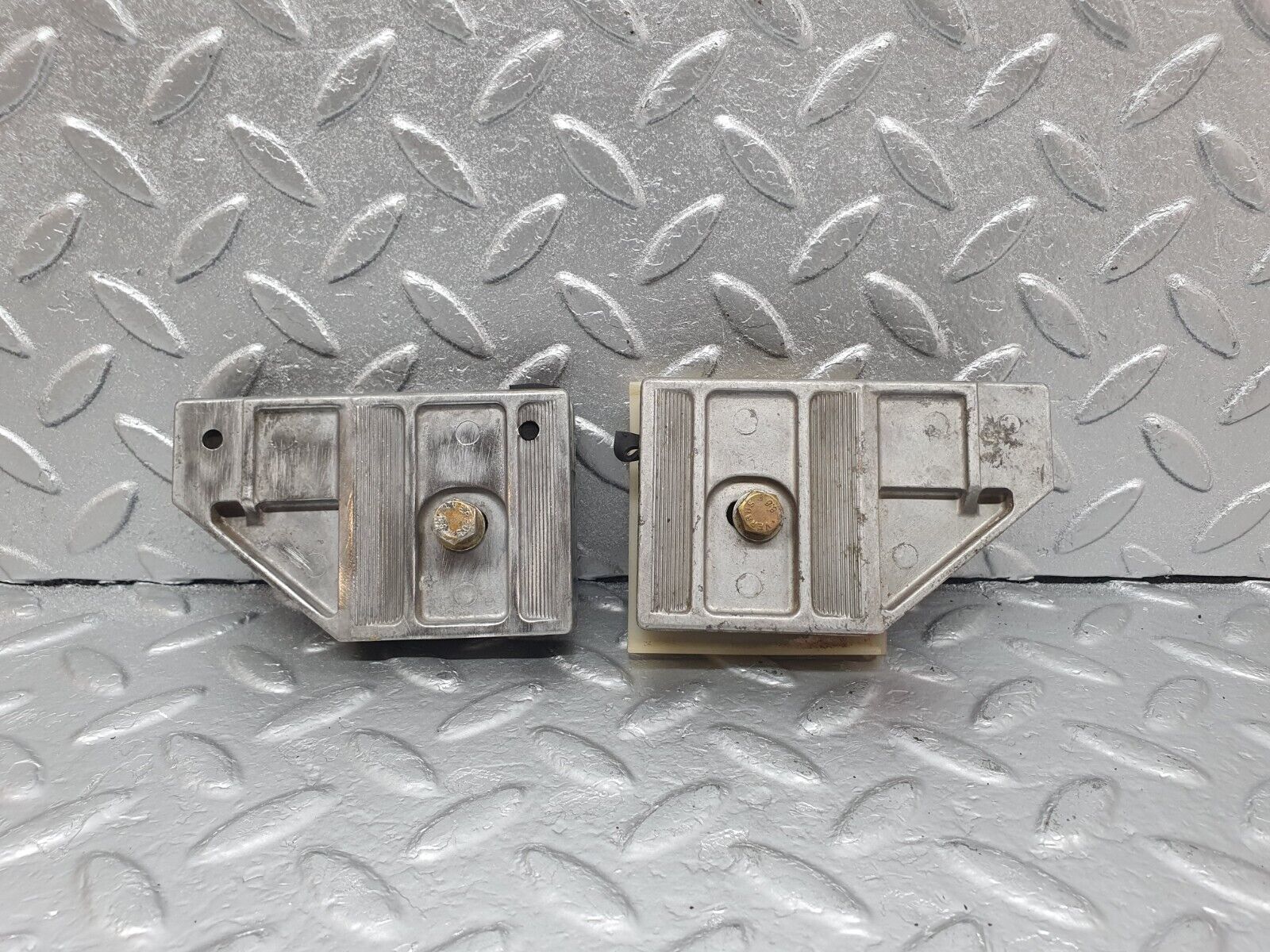 43581 Mercedes-Benz C126 380SEC Coupe Door Window Guide Bracket 1267250332