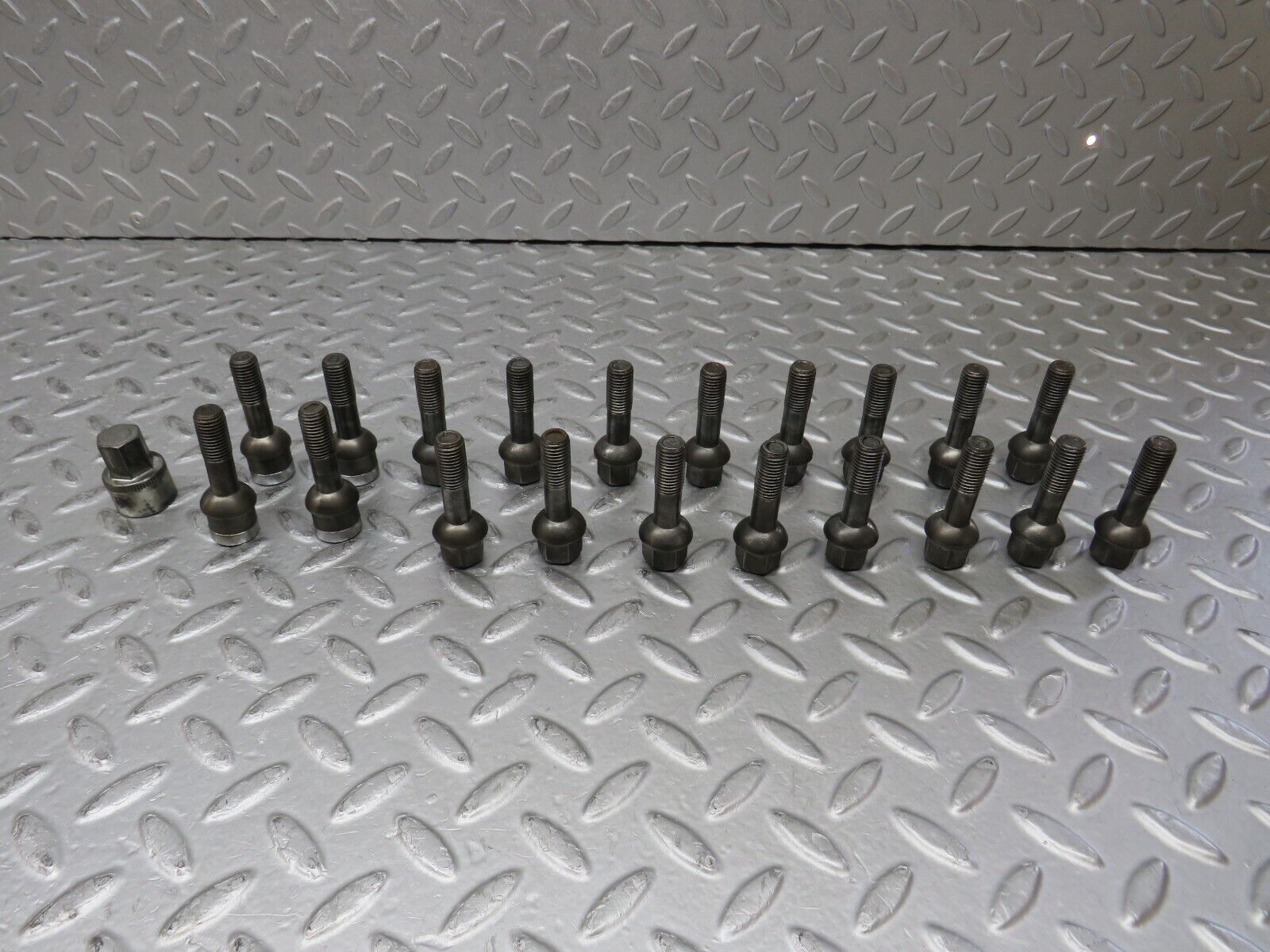 37998 Mercedes-Benz A124 Cabriolet Alloy Wheel Lug Bolt Set With Locking Bolts M12x1.5