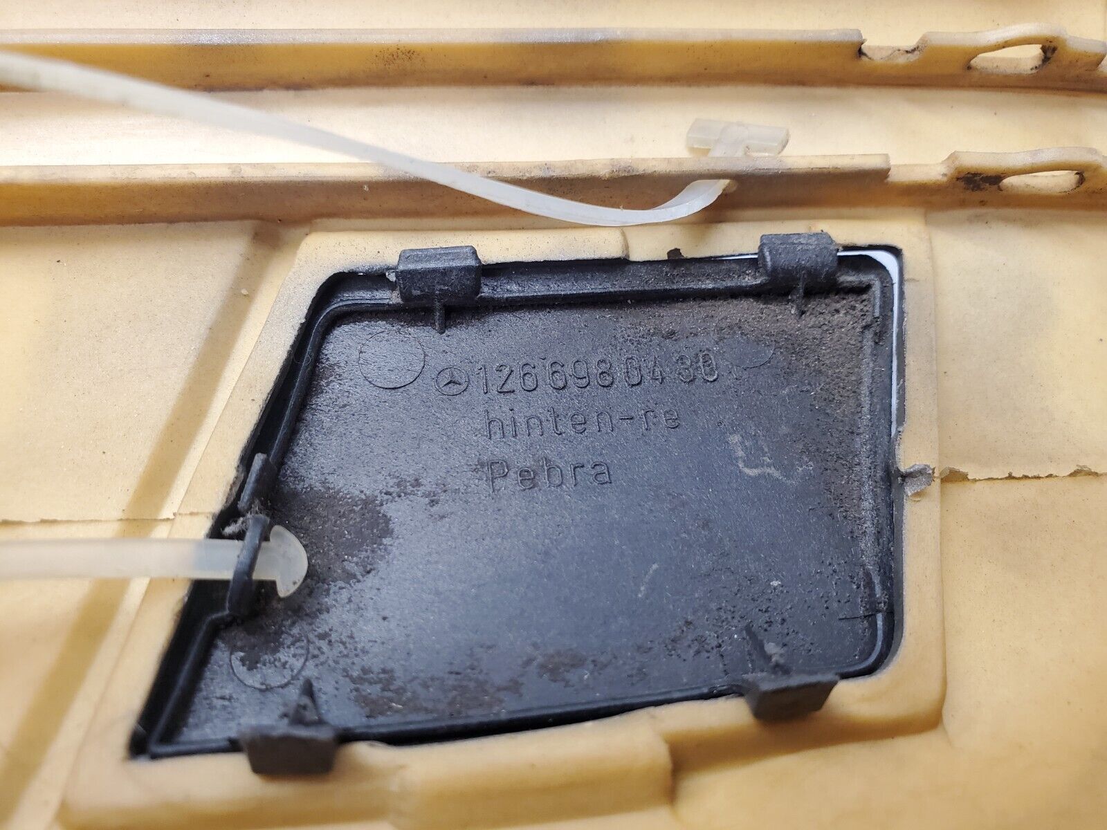 46115 Mercedes-Benz W126 420SE Side Skirt Right 1266905040 1266980430 1266980230