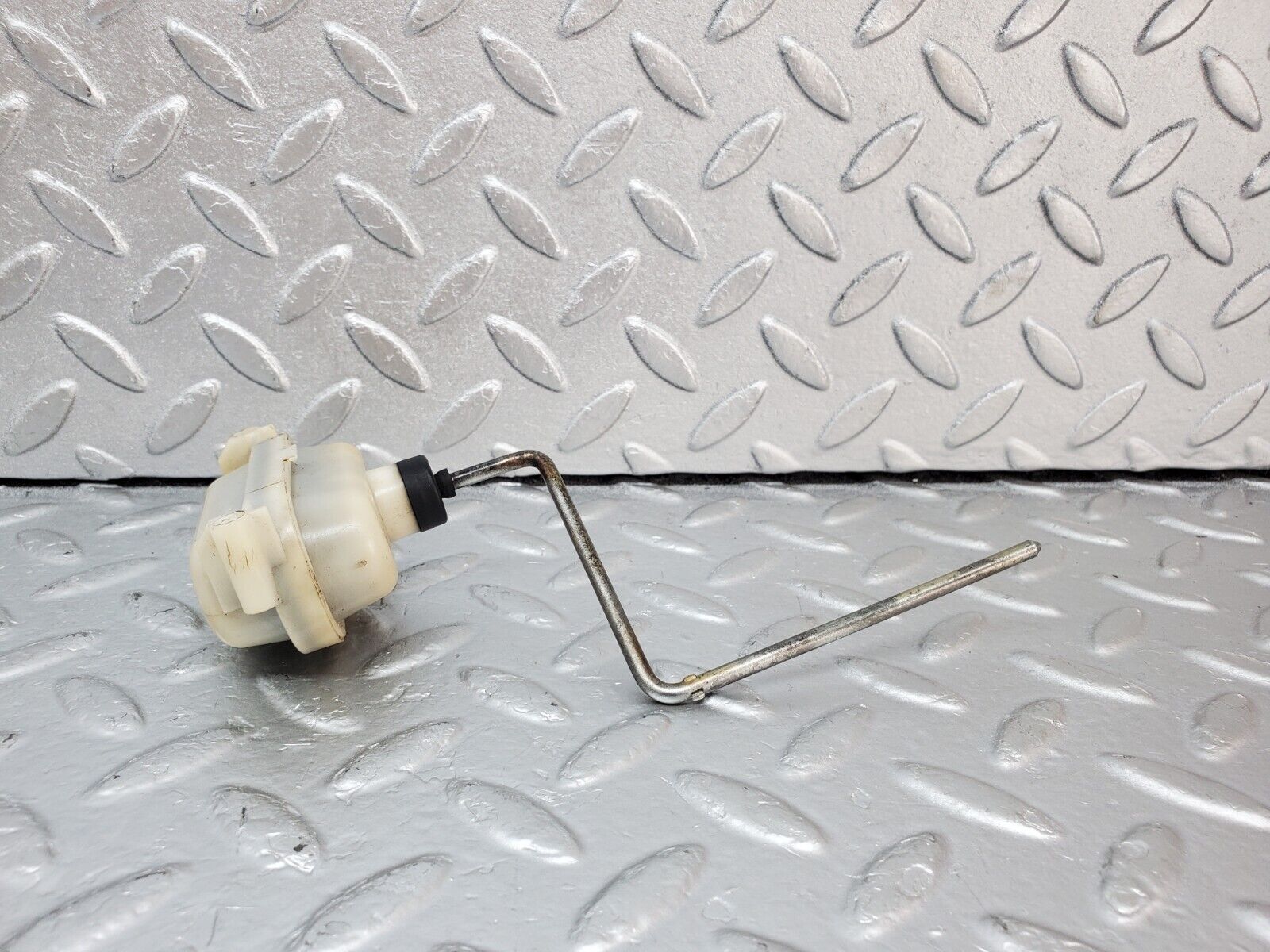 44434 Mercedes-Benz W123 280E Fuel Tank Flap Cap Vacuum Actuator