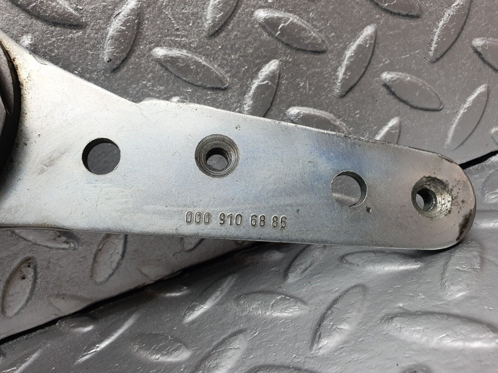 43332 Mercedes-Benz W108 280SE Front Left Seat Hinge Pair With Rod 0009106385 0009106886