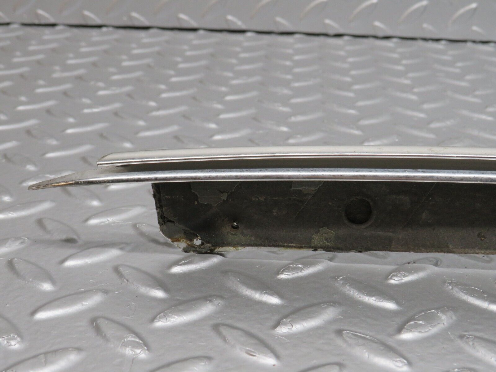 40197 Mercedes-Benz R107 Hardtop Side Window Chrome Moulding Trim Right