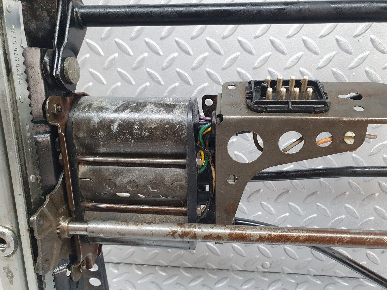 43824 Mercedes-Benz C126 380SEC Coupe Front Right Electric Seat Base