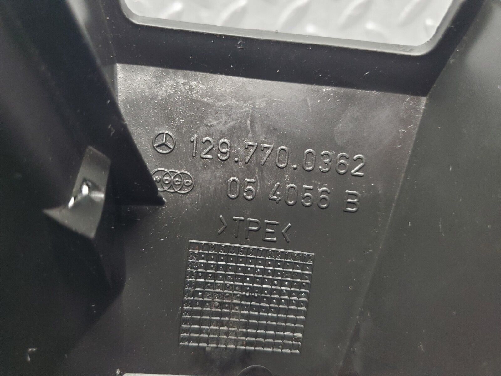 47021 Mercedes-Benz R129 320SL Coupe Roof Folding Lift Cylinder Cover Left Side 1297700362