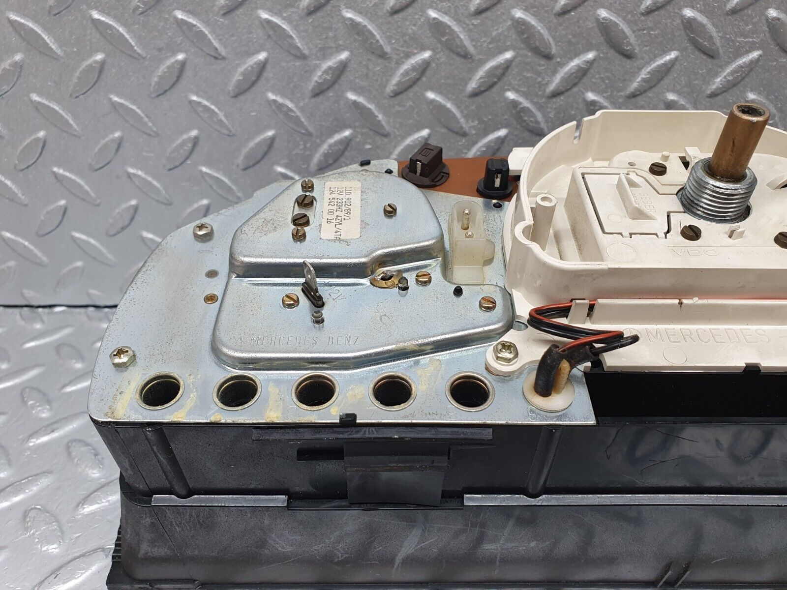 41389 Mercedes-Benz W124 200E Instrument Cluster 1245427406 1245409542