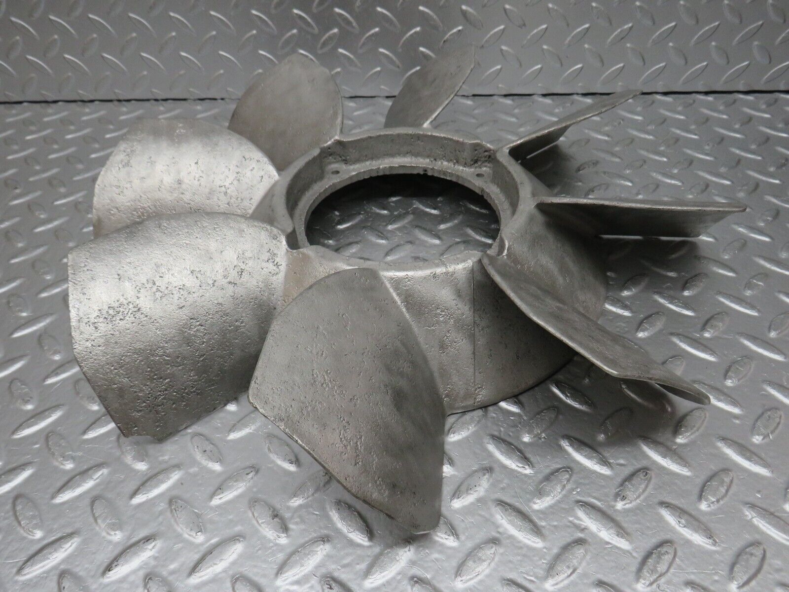 33054 Mercedes-Benz C107 R107 350 V8 Engine Cooling Fan