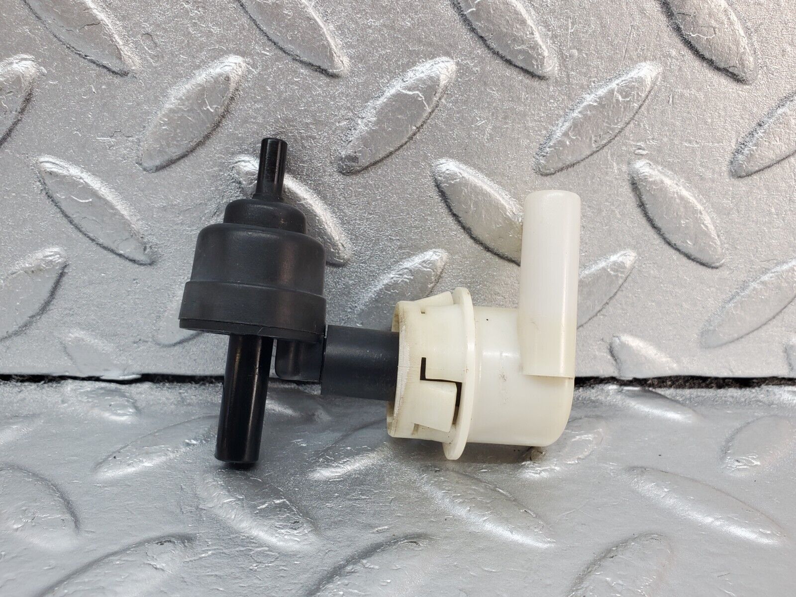 45678 Mercedes-Benz W126 420SE Fuel Vapor Valve 2014710781