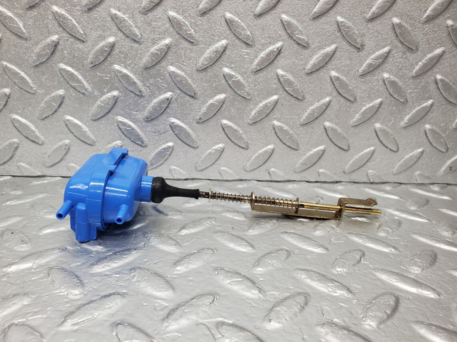 46473 Mercedes-Benz C123 280CE Coupe Trunk Lock Vacuum Actuator