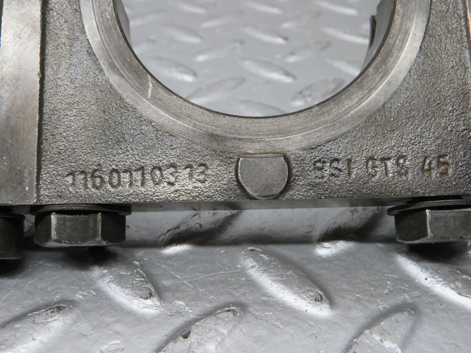 32869 Mercedes-Benz C107 R107 350 V8 Crankshaft Bearing Block 1160110312