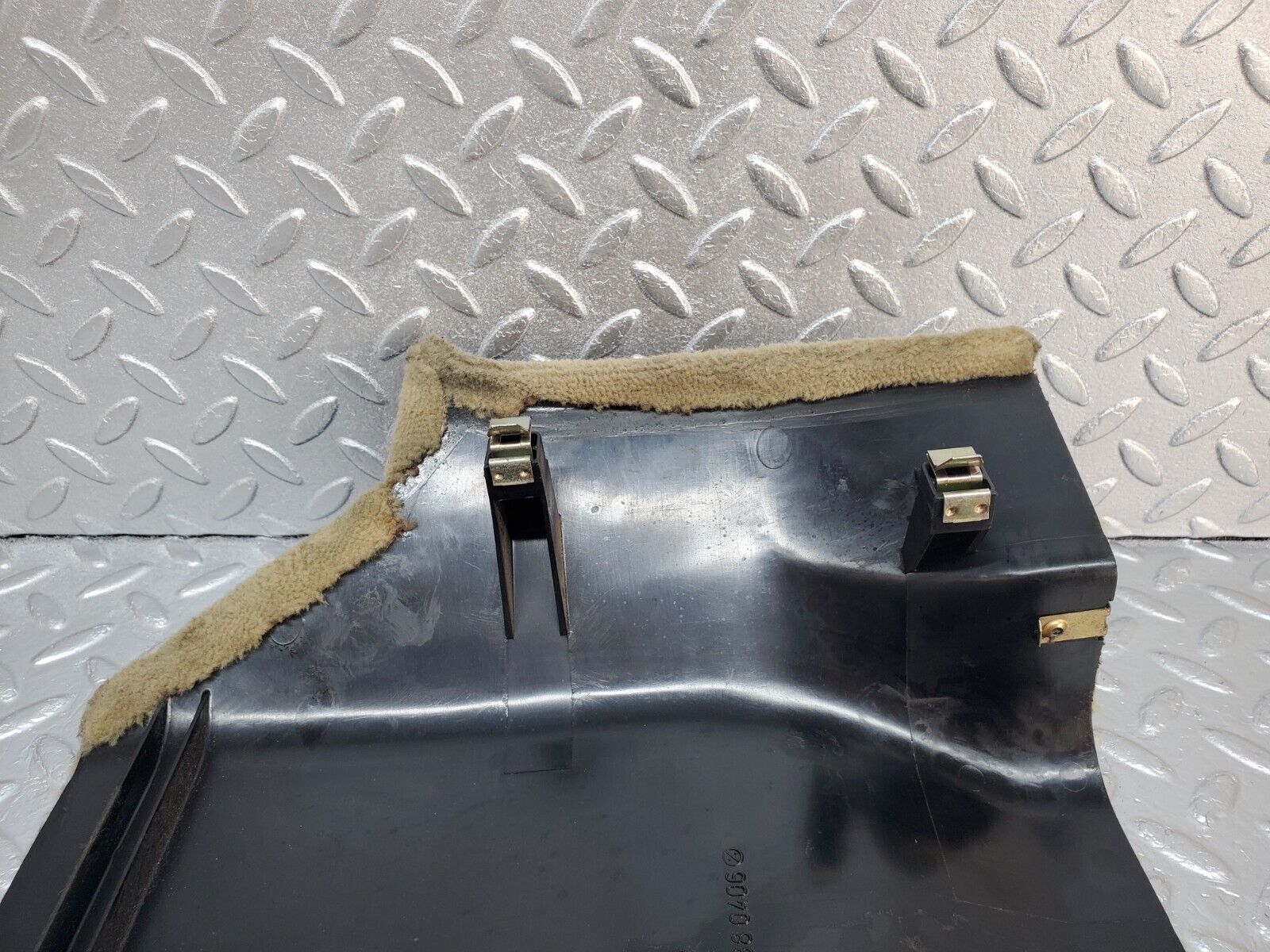 45692 Mercedes-Benz W126 420SE Front Right Kick Panel Beige 1266880406