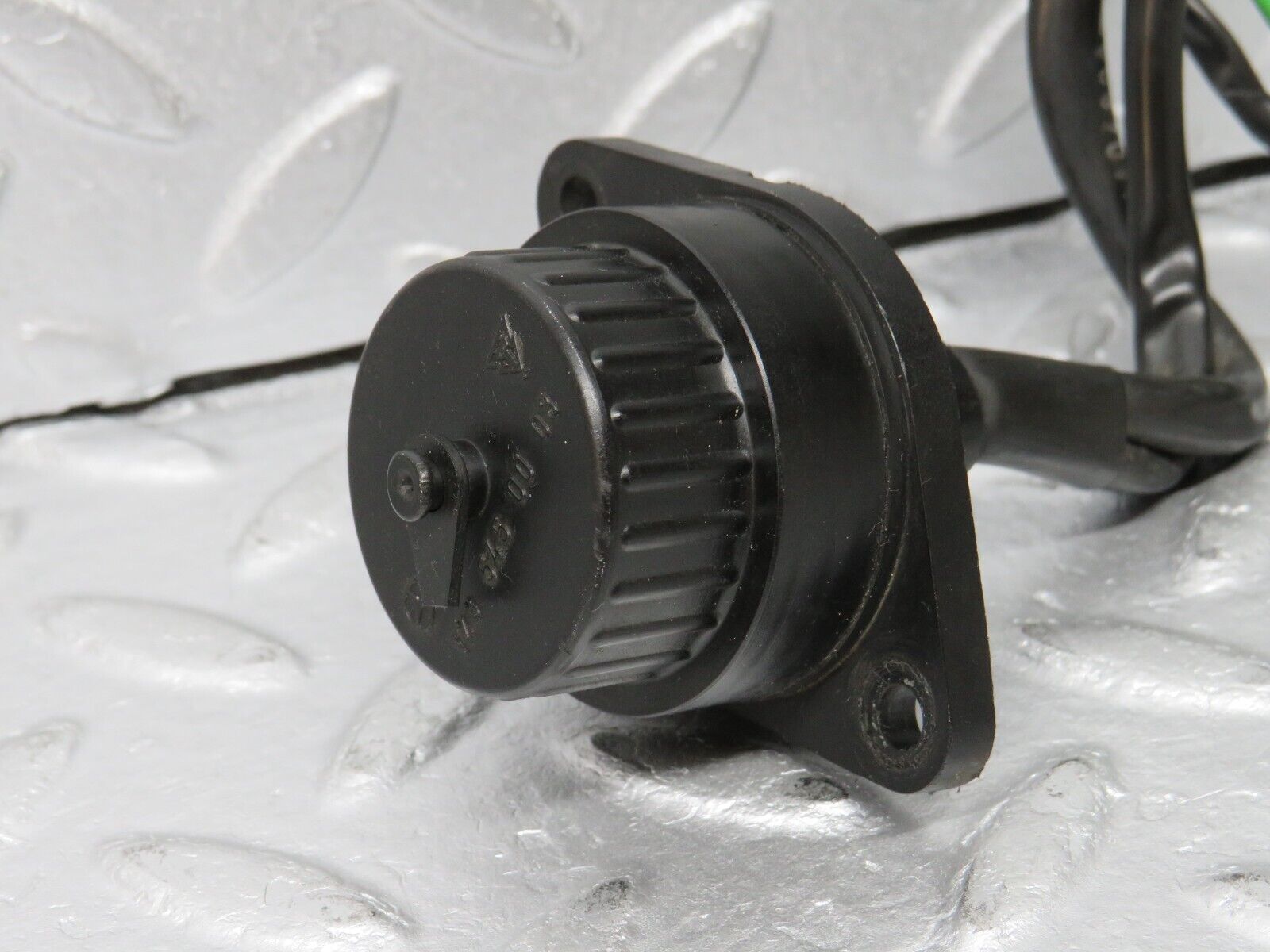 39099 Mercedes-Benz R107 500SL Diagnostic Connector 1235450026 1235450003 1075404808