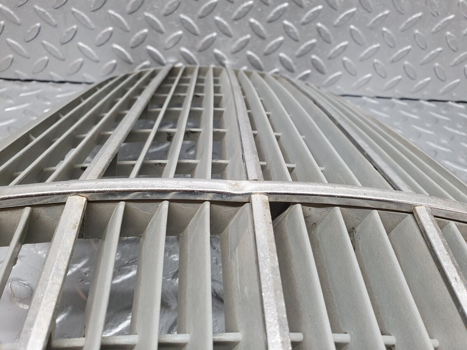 44103 Mercedes-Benz C123 230CE Coupe Bonnet Grill