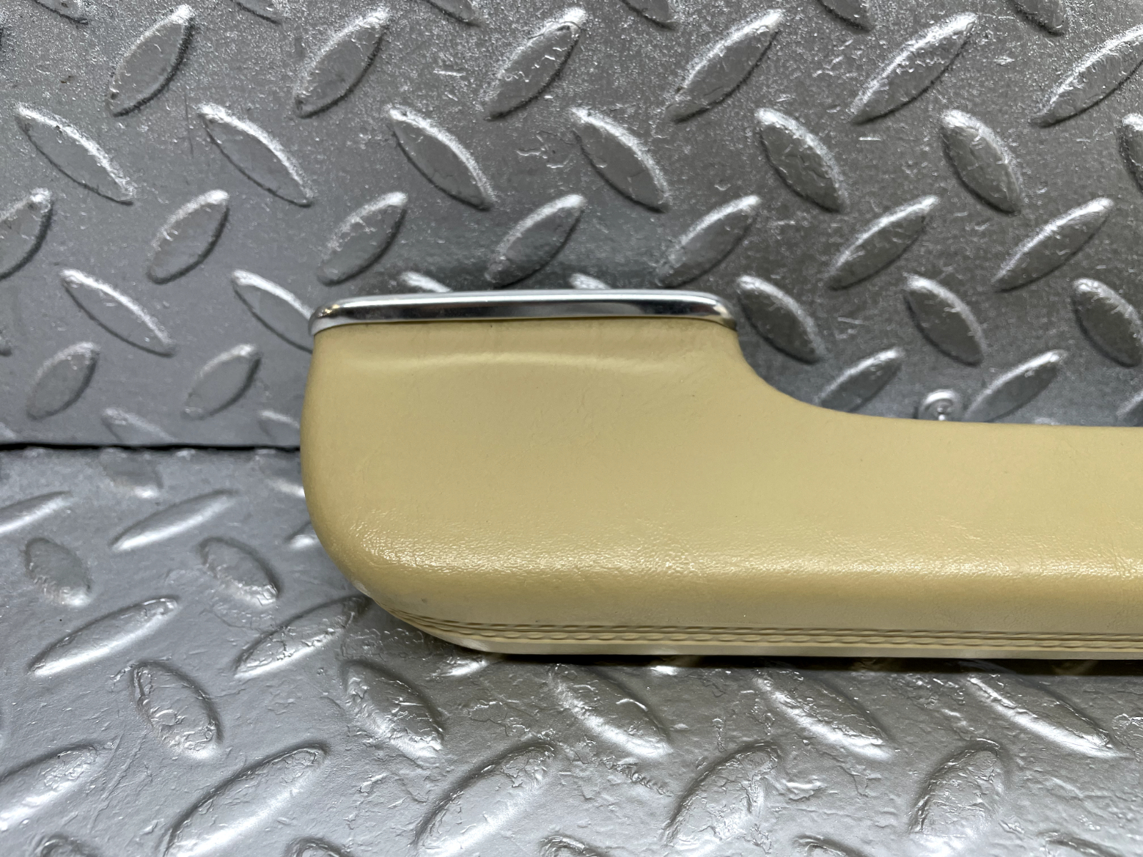 44262 Mercedes-Benz W123 280E Interior Door Handle Beige Left 1239701701