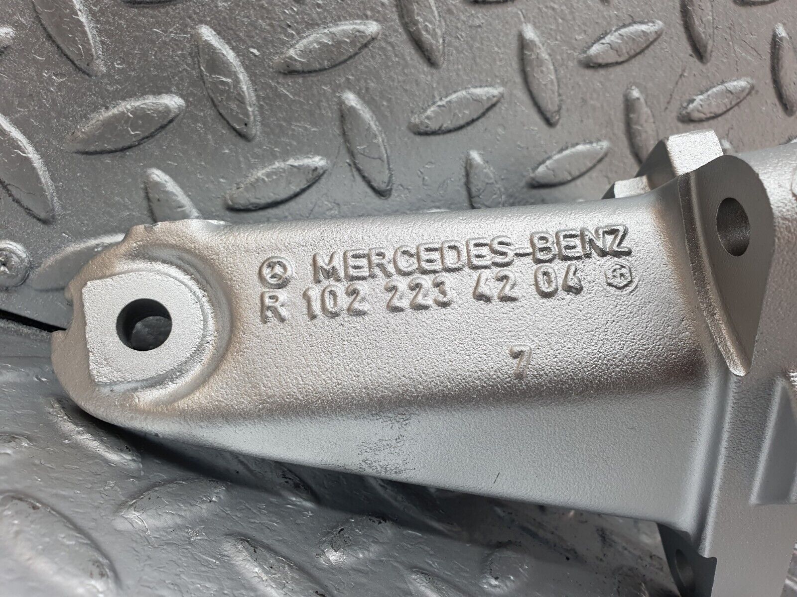 42711 Mercedes-Benz W201 190 2.0L Engine Mount Bracket Right Side 1022234204