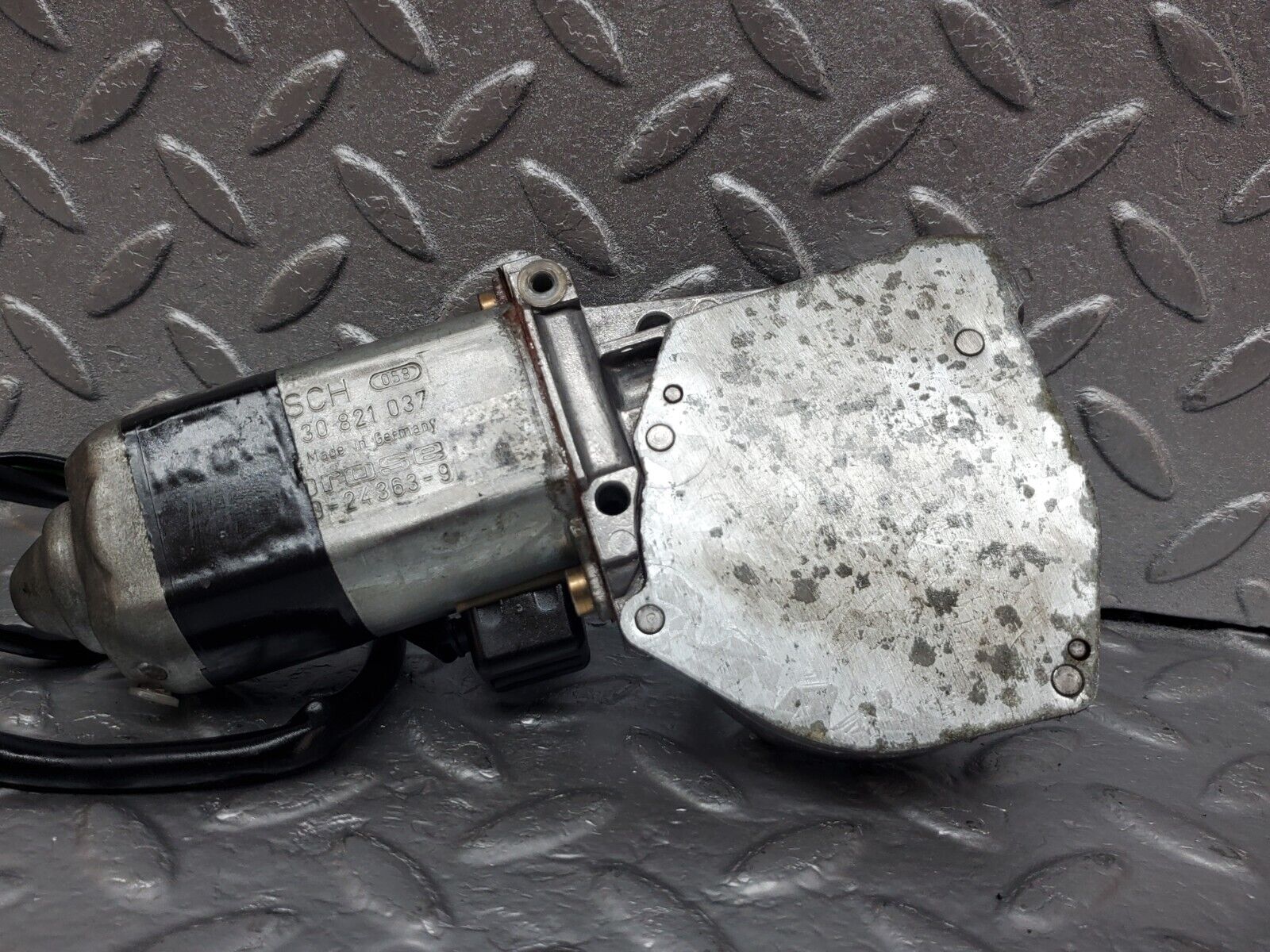 45763 Mercedes-Benz W126 420SE Rear Left Window Regulator Motor 0130821037