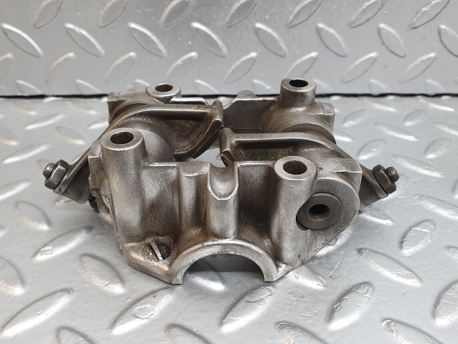 43067 Mercedes-Benz W123 Rocker Arms Camshaft Bearing Block 1020510110