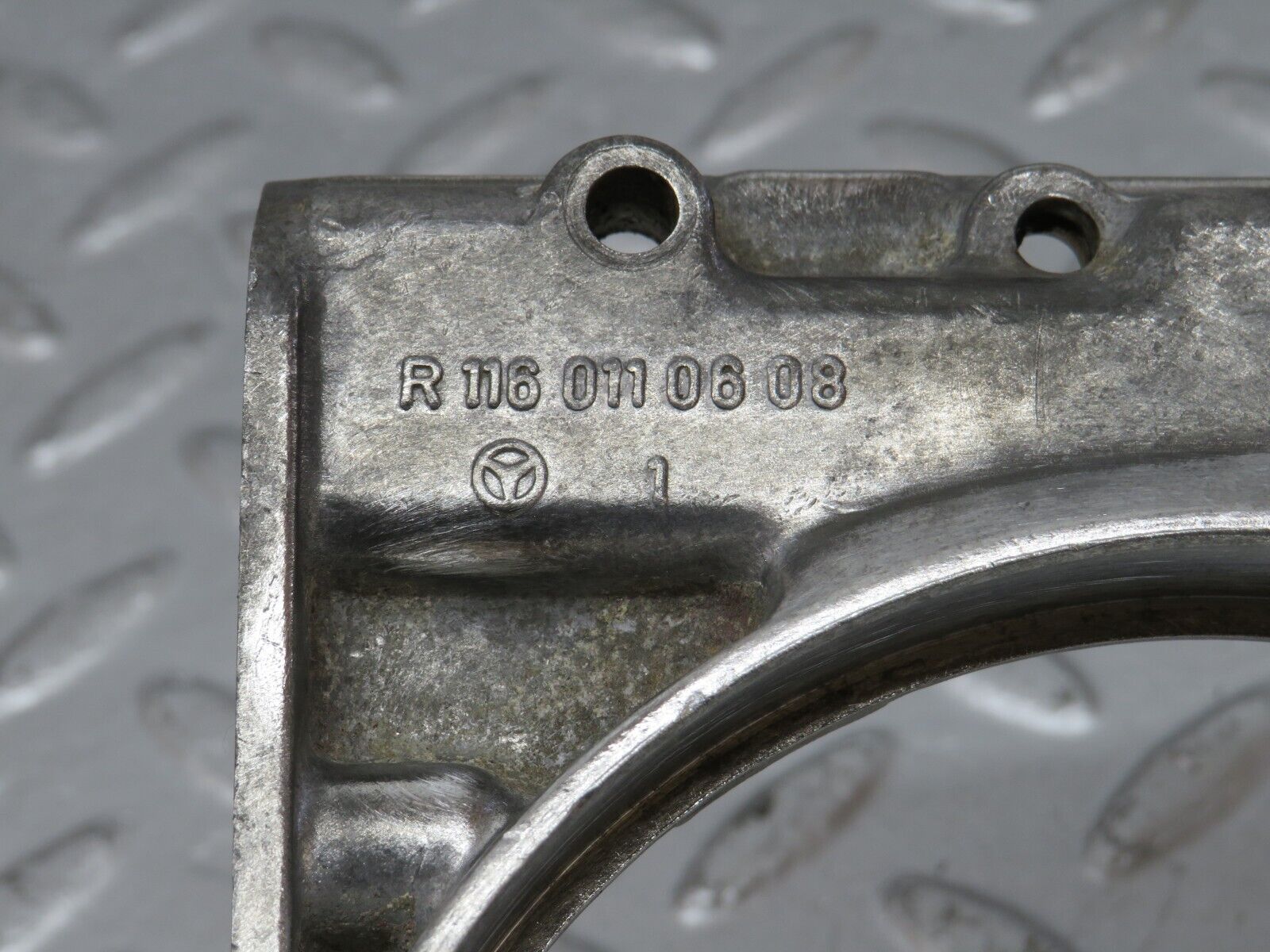 32853 Mercedes-Benz C107 R107 350 V8 Crankshaft Rear Sealing Cover 1160110608