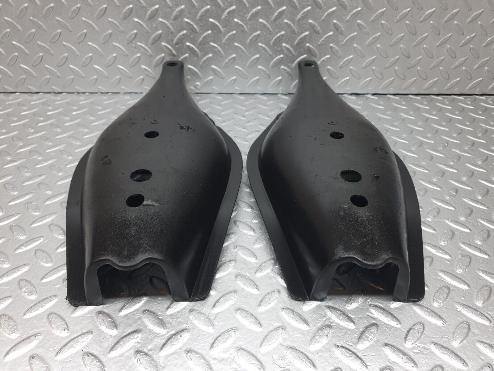 42747 Mercedes-Benz W201 190 2.0L Rear Control Arm Cover 2x 1243520088