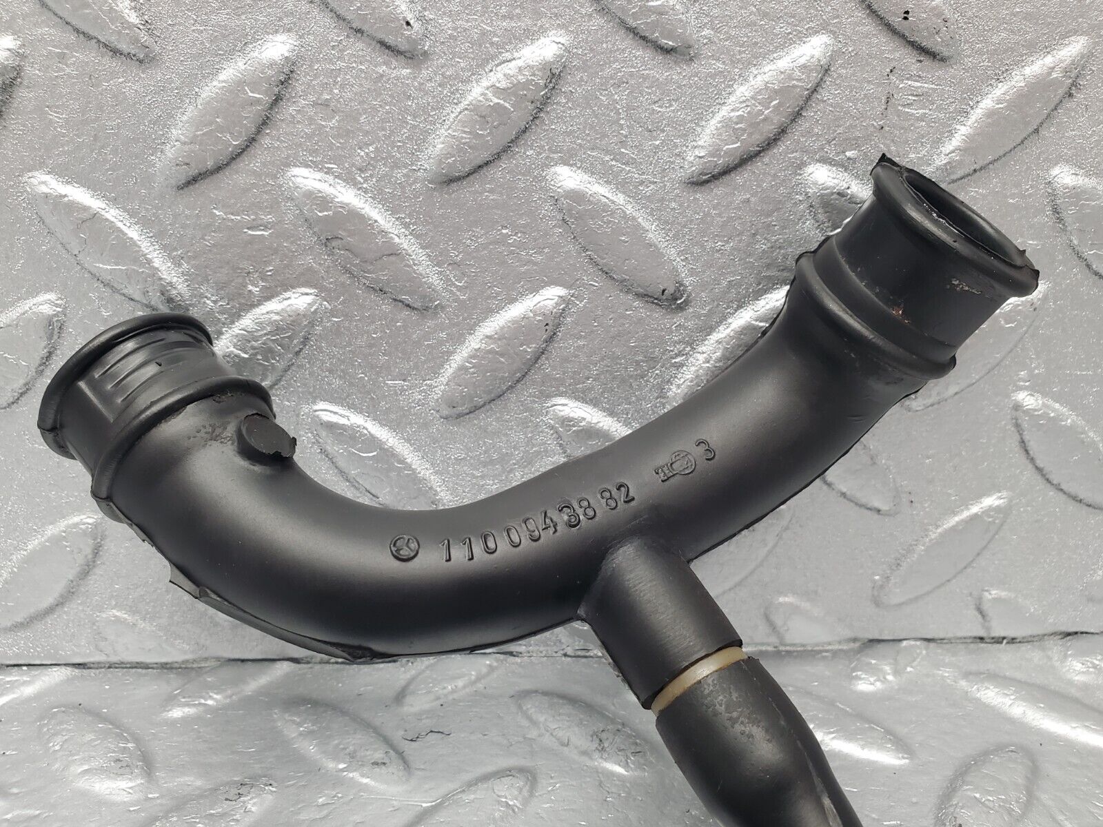 46659 Mercedes-Benz C123 280CE Coupe Air Intake Pipe 1100943882 1100944882