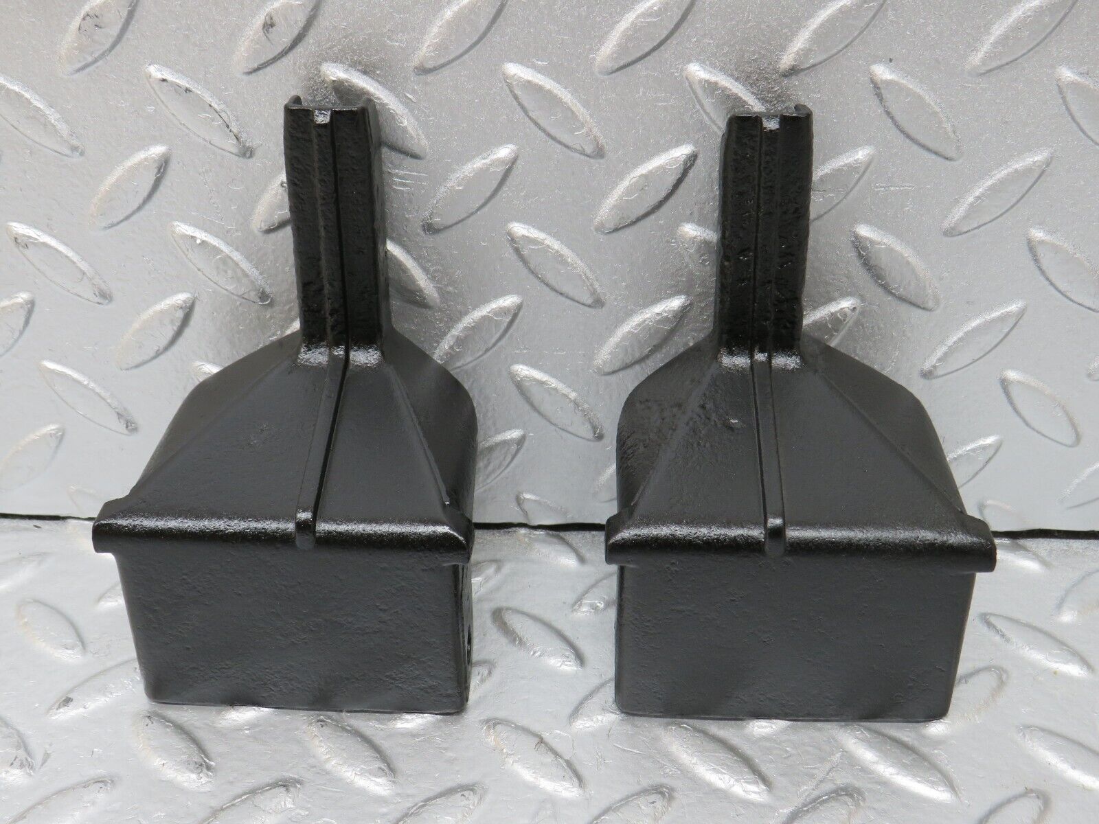 34600 Mercedes-Benz C126 380SEC Front Bumper Bracket 2x 1268851114 1268851214