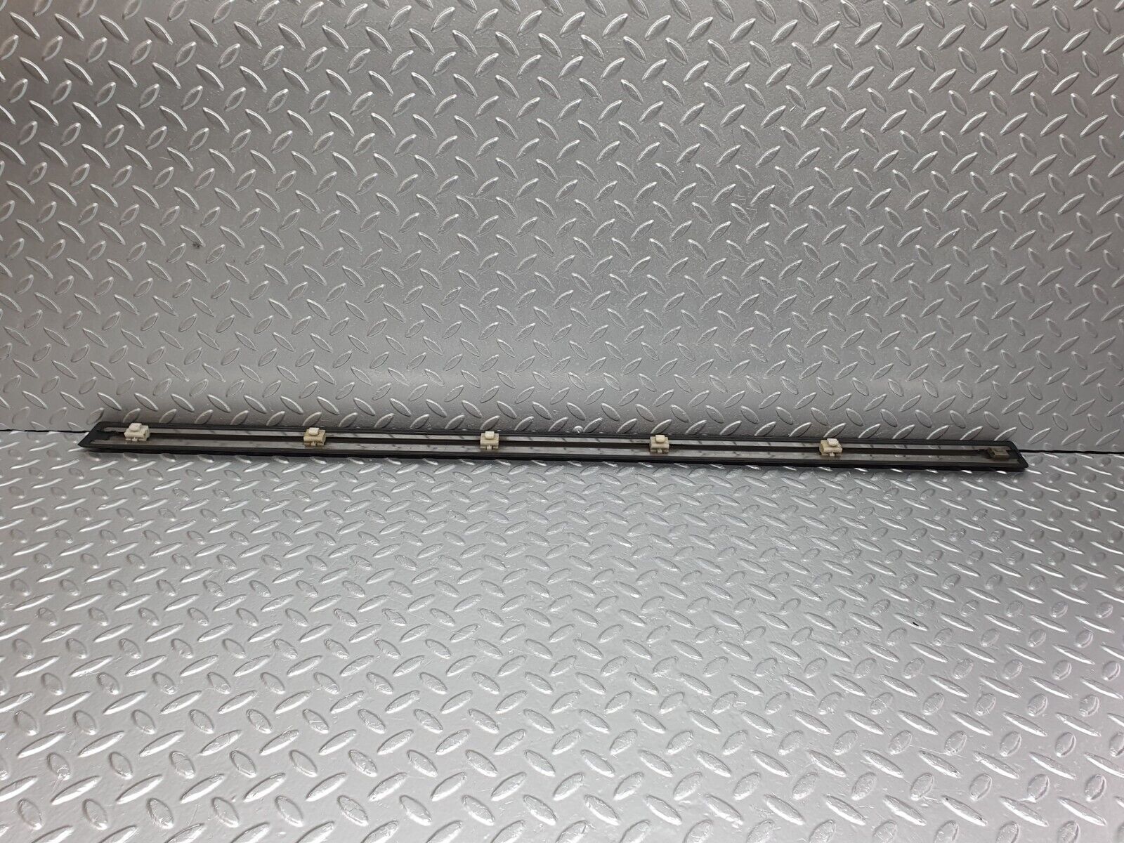 41682 Mercedes-Benz W124 200E Front Left Door Centre Moulding Trim