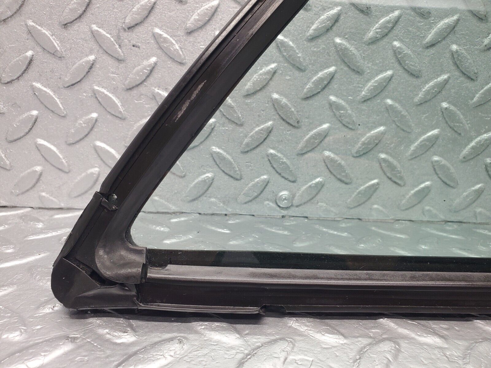 46249 Mercedes-Benz W124 280E Rear Right Quarter Window Glass 1247350624