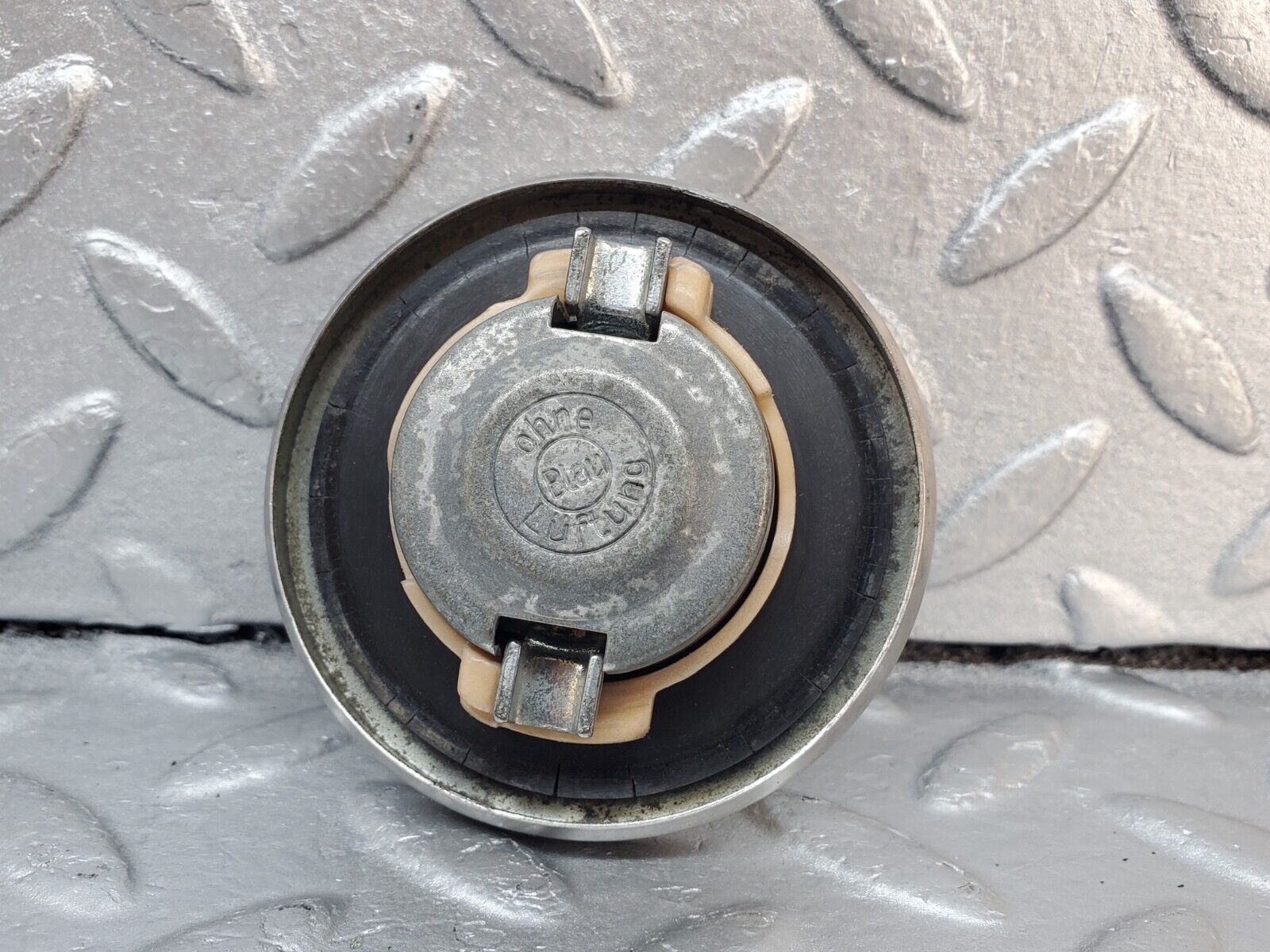 45938 Mercedes-Benz W126 420SE Fuel Tank Cap