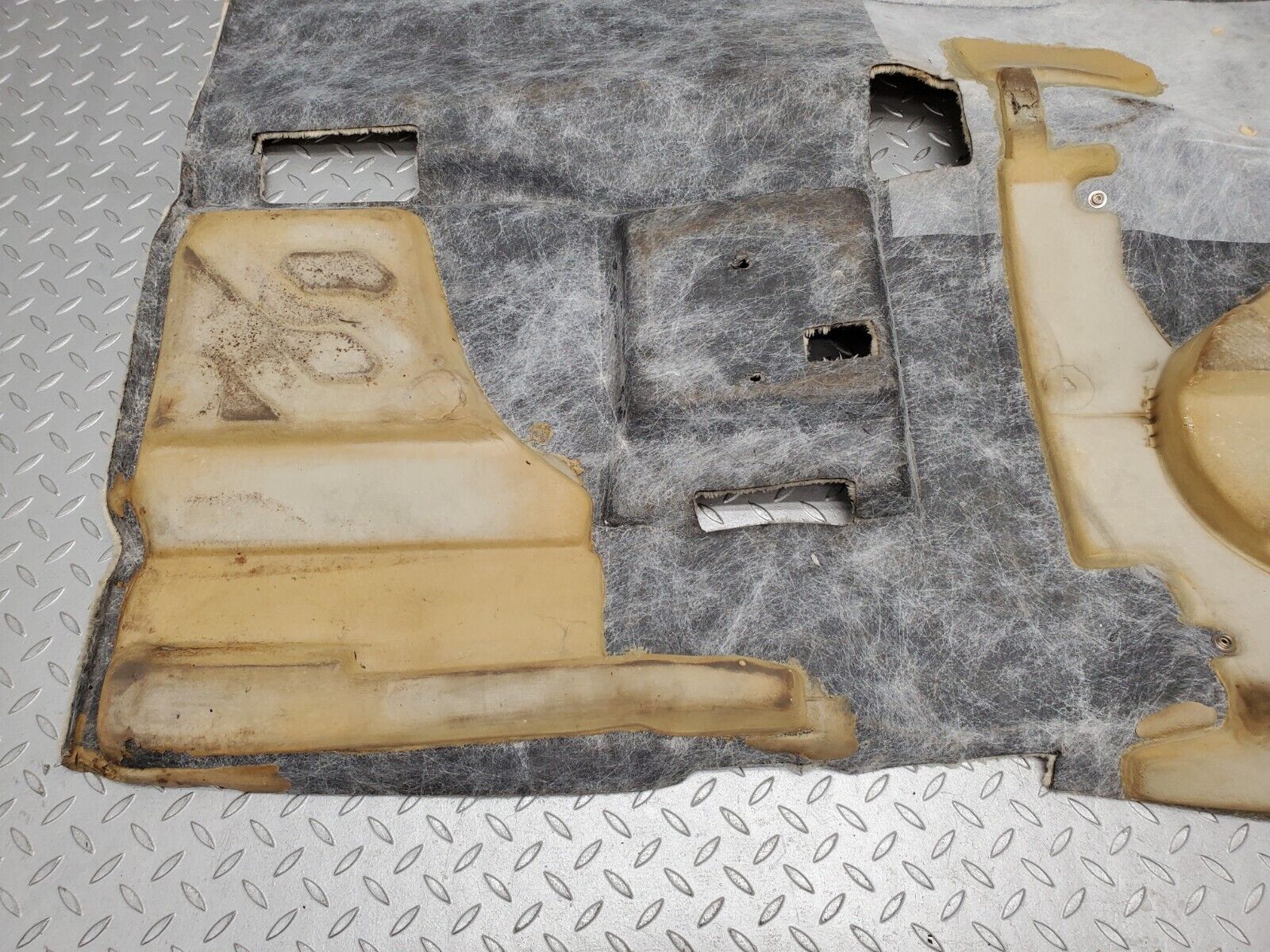 46983 Mercedes-Benz R129 320SL Coupe Front Left Floor Carpet Beige 1296801340