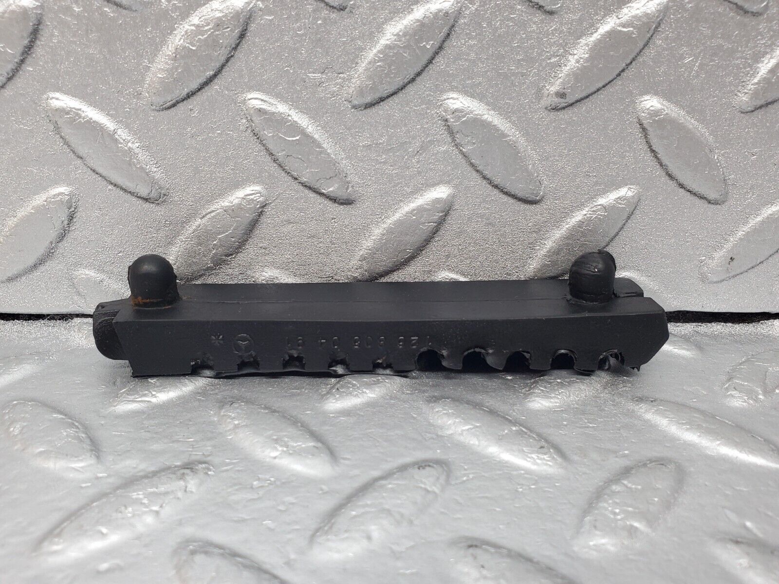 45742 Mercedes-Benz W126 420SE Vacuum Pipe Holder 1268050491