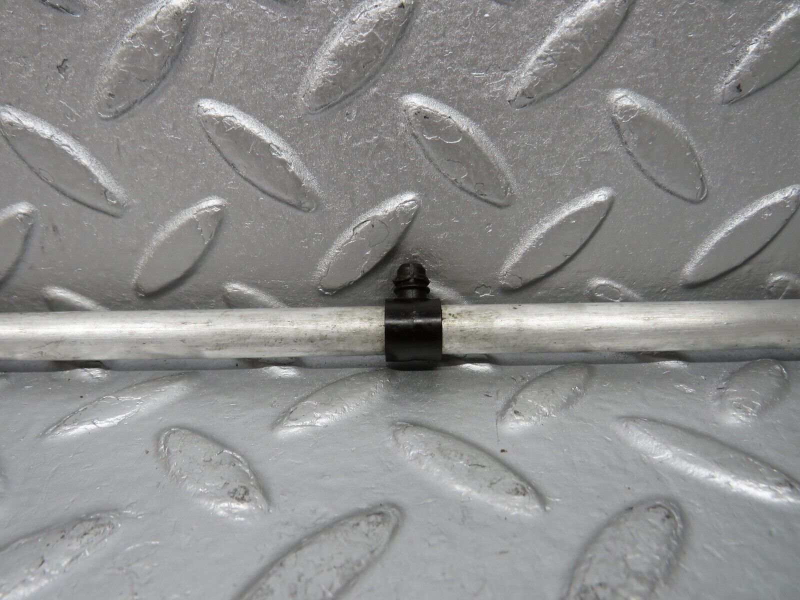 39157 Mercedes-Benz R107 500SL Camshaft Oil Tube