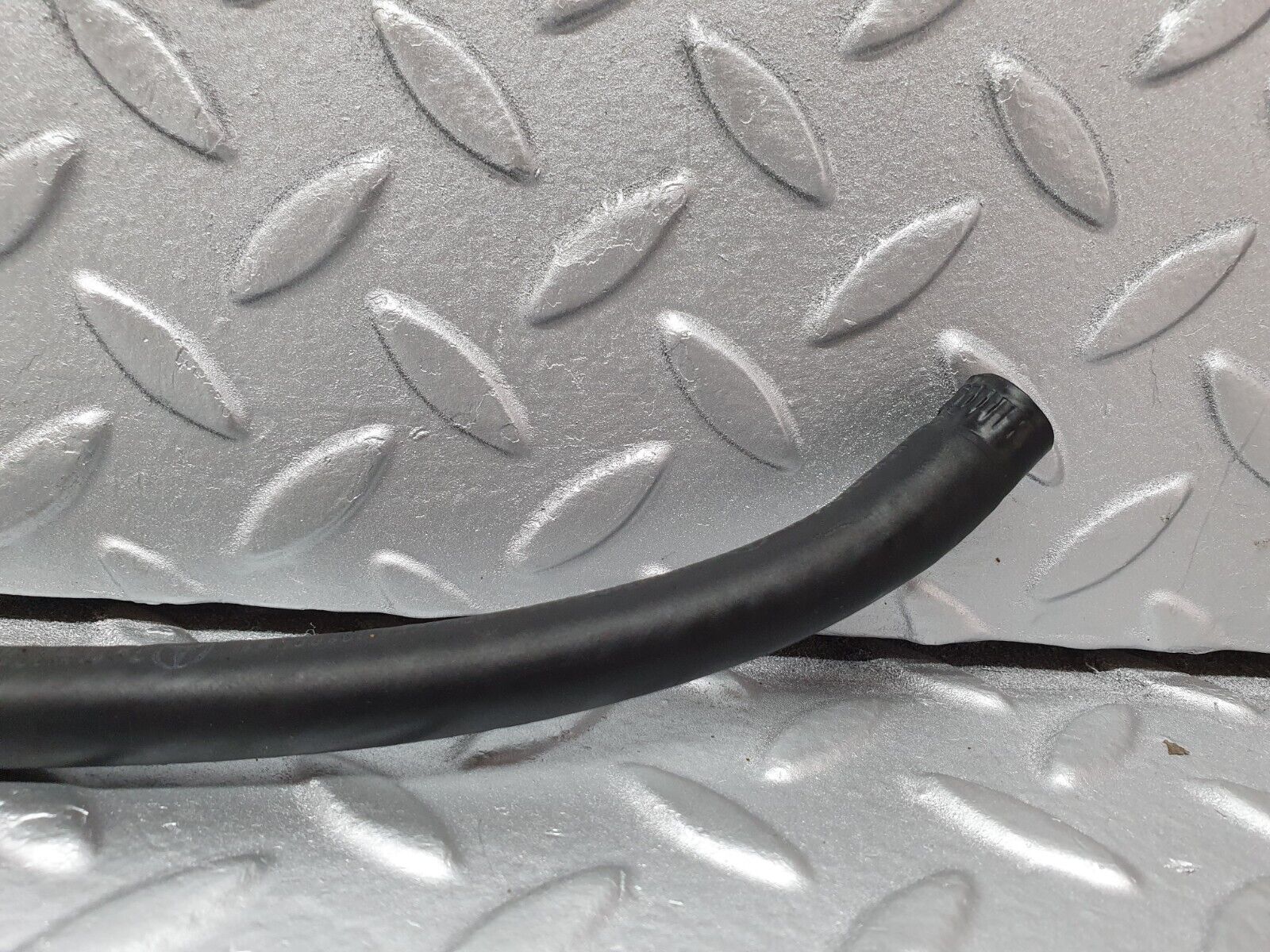 41623 Mercedes-Benz W124 200E Carburettor Heating Coolant Hose Pipe 1022031182