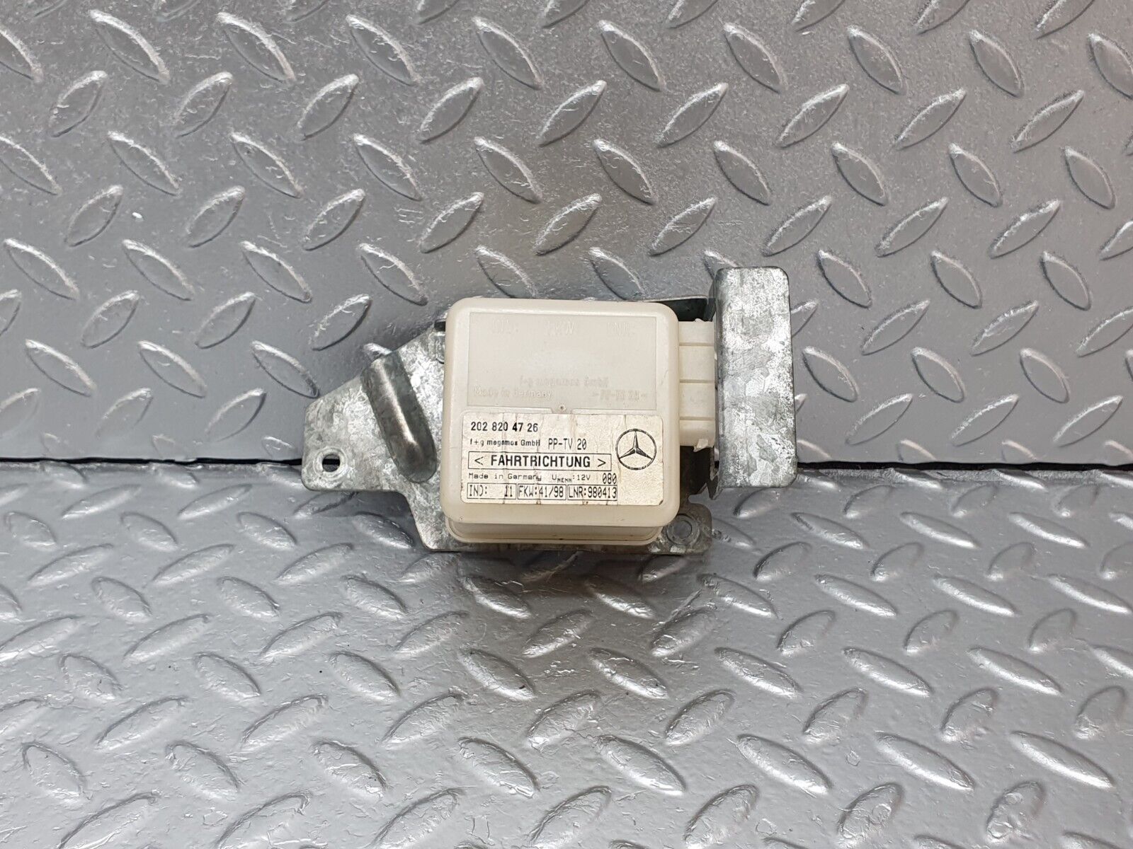 41750 Mercedes-Benz W202 C200 Alarm Control ECU 2028204726