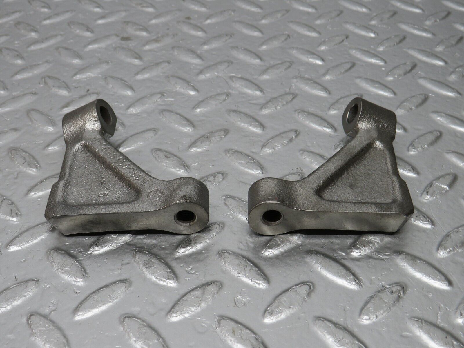 32952 Mercedes-Benz C107 R107 Engine Mount Bracket Pair 1160110895 1160110995