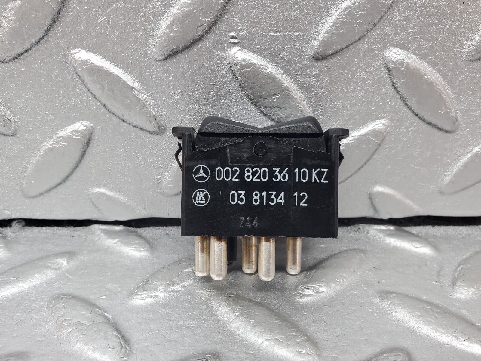 44524 Mercedes-Benz W123 280E Rear Left Electric Window Switch 0028203610