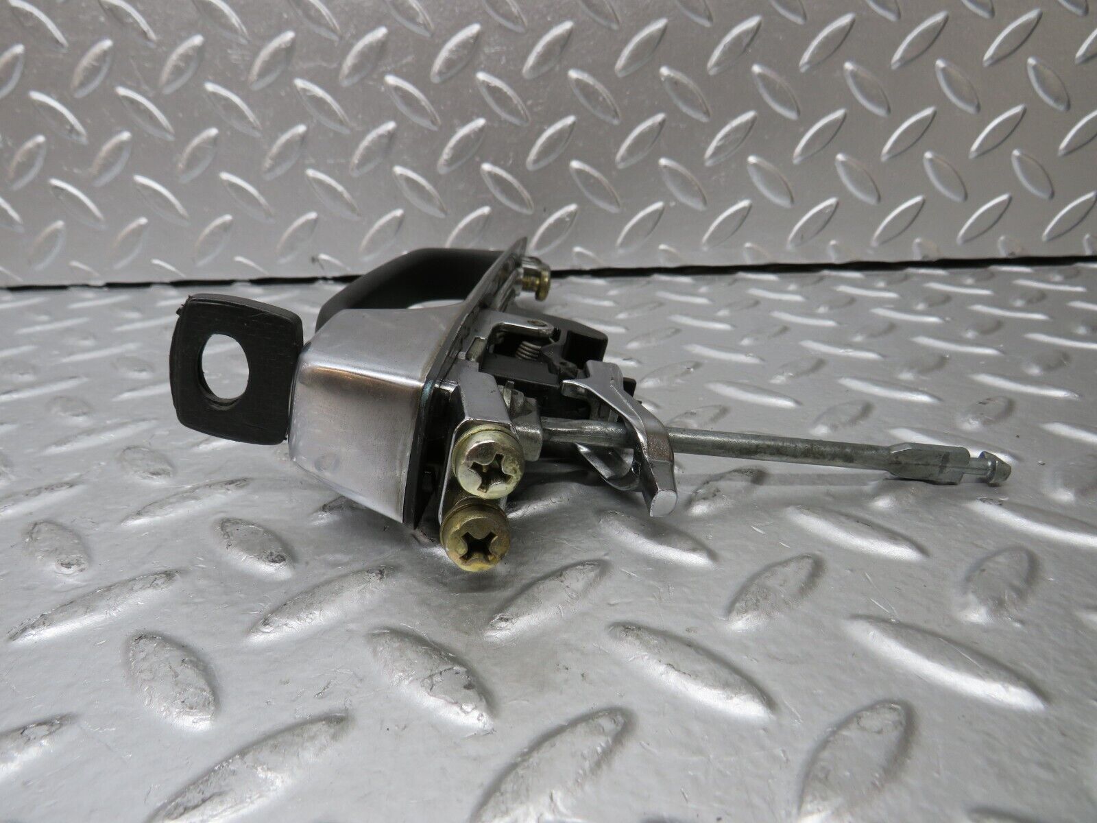 29847 Mercedes-Benz W123 230E Front Left Exterior Door Handle With Key