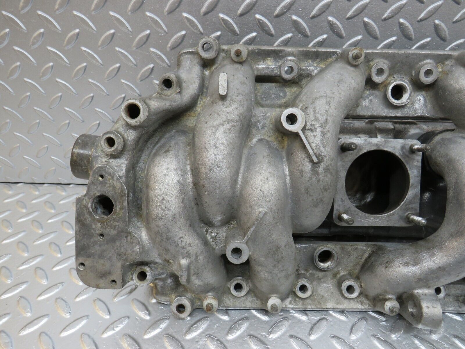 33042 Mercedes-Benz C107 R107 350 V8 Intake Manifold 1161412301