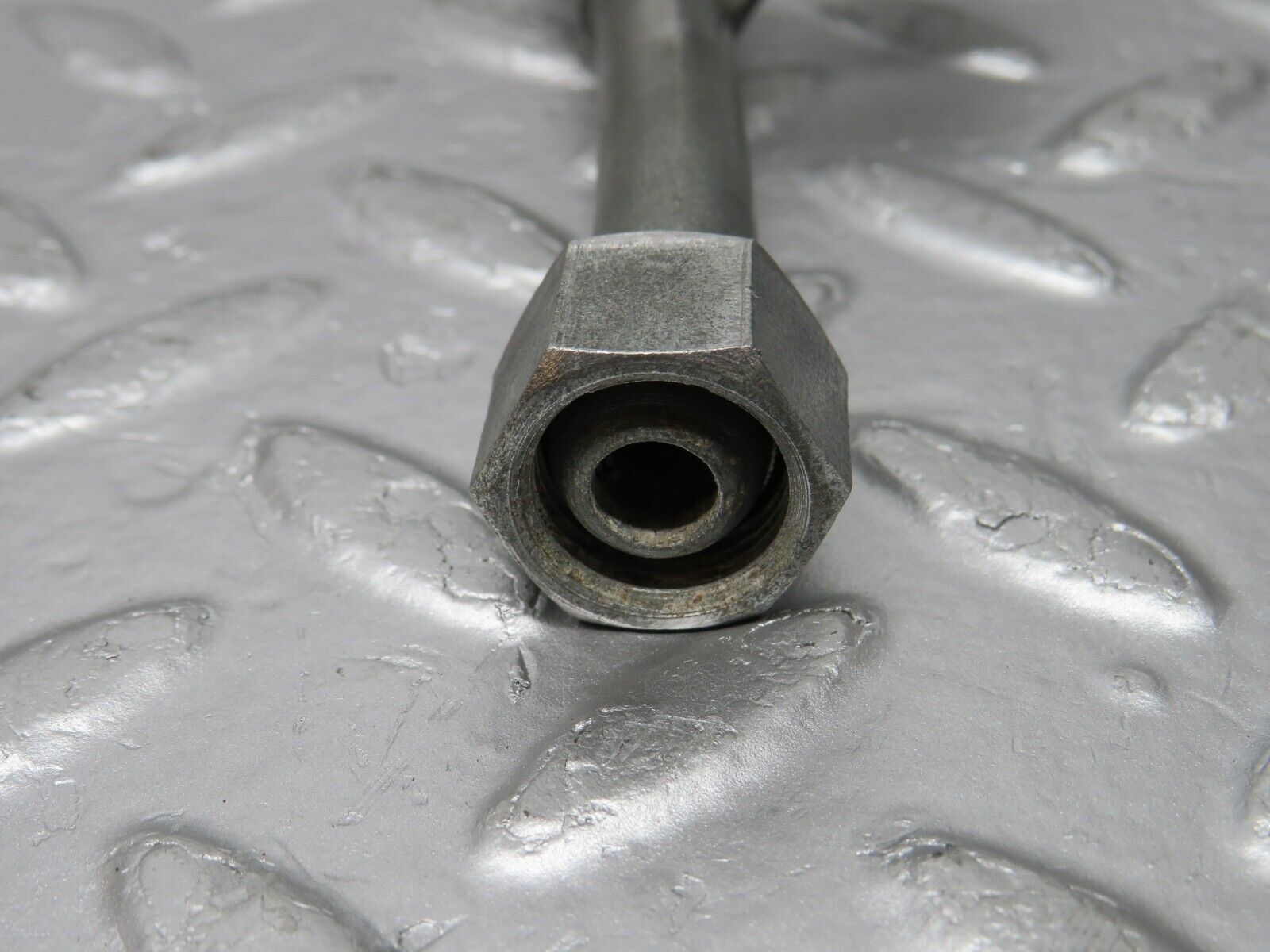 33071 Mercedes-Benz C107 R107 350 V8 Oil Hose Pipe