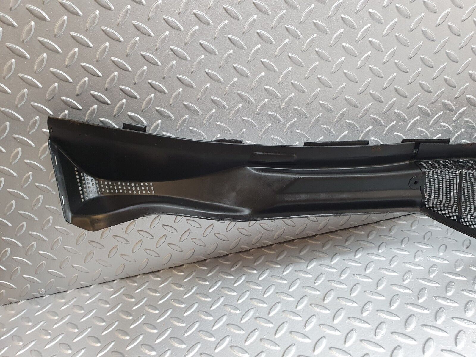 43743 Mercedes-Benz C126 380SEC Coupe Water Drain 1268300713 1268300813