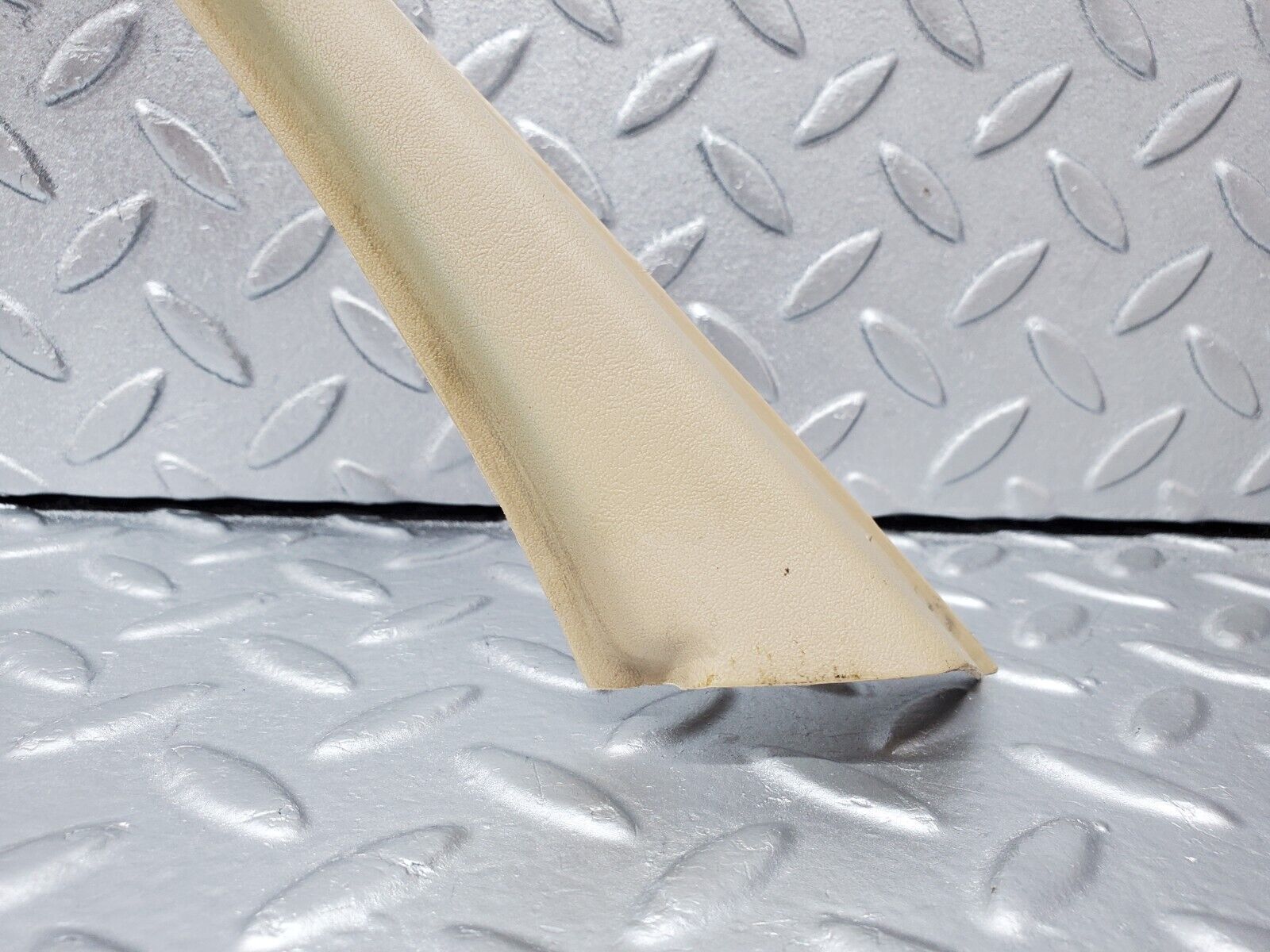 45861 Mercedes-Benz W126 420SE Front Left Door Window Frame Cover 1267250371