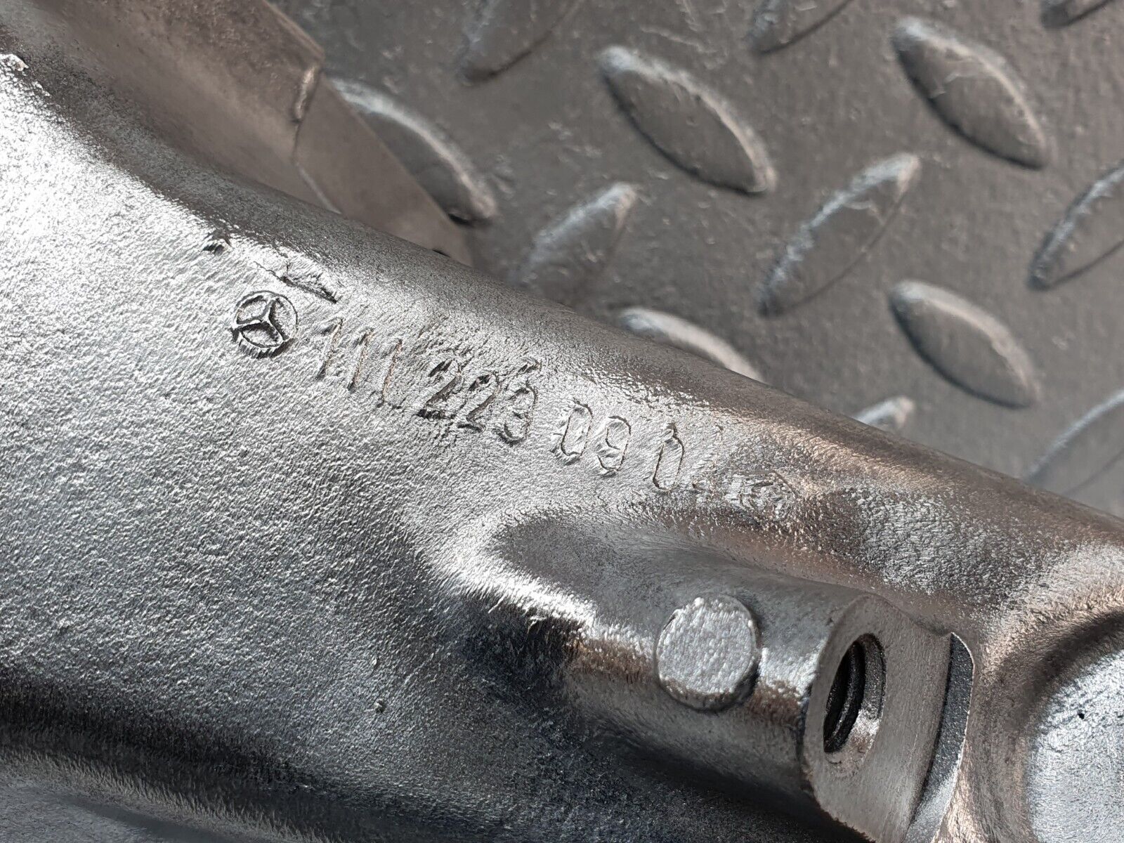 41889 Mercedes-Benz W202 C200 Engine Mount Bracket Left Side 1112230904