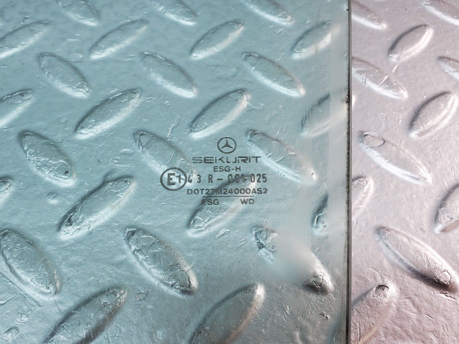 45801 Mercedes-Benz W126 420SE Front Left Door Window Glass