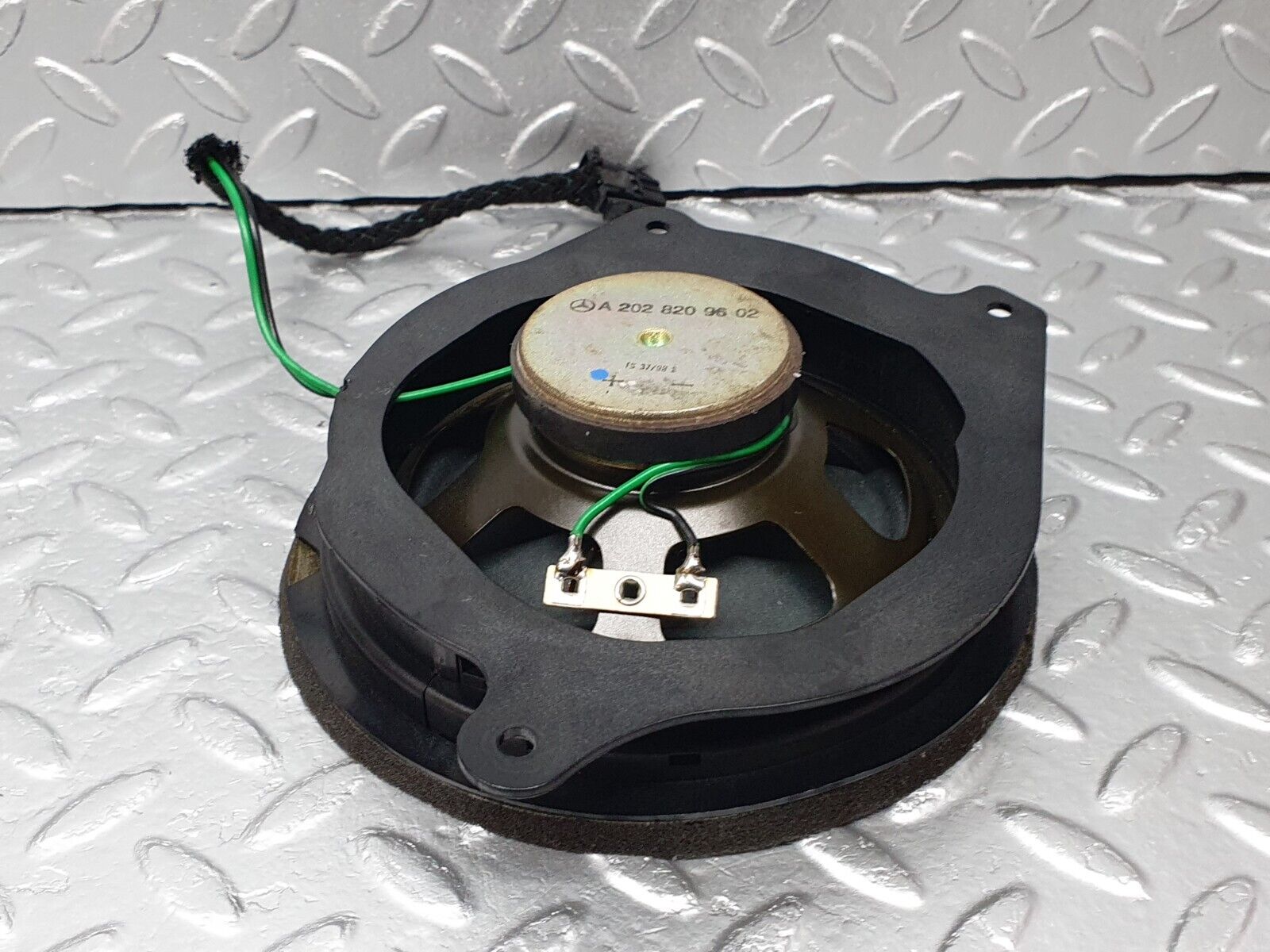 41810 Mercedes-Benz W202 C200 Front Door Loudspeaker Right 228209602