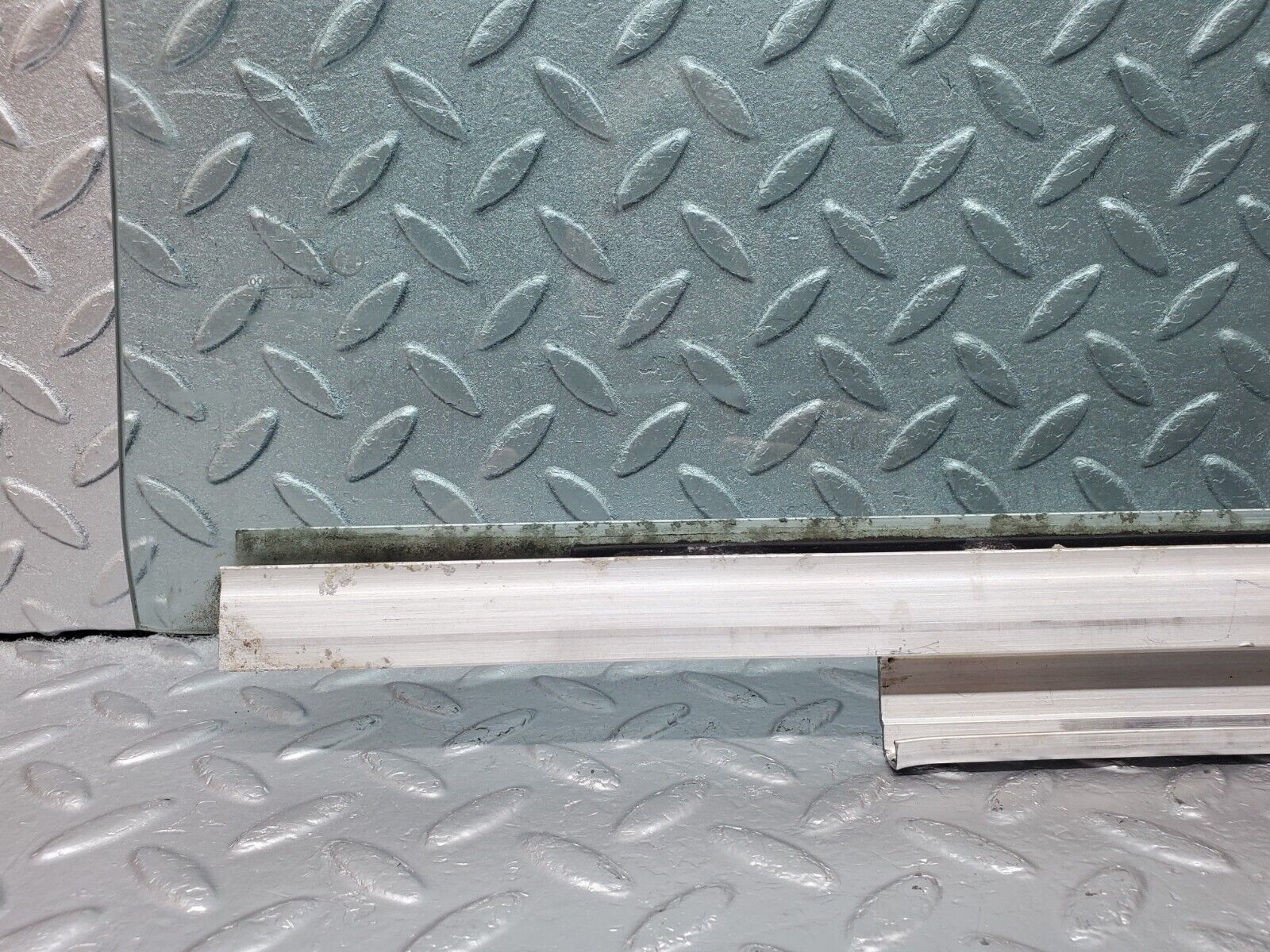 45799 Mercedes-Benz W126 420SE Rear Left Door Window Glass