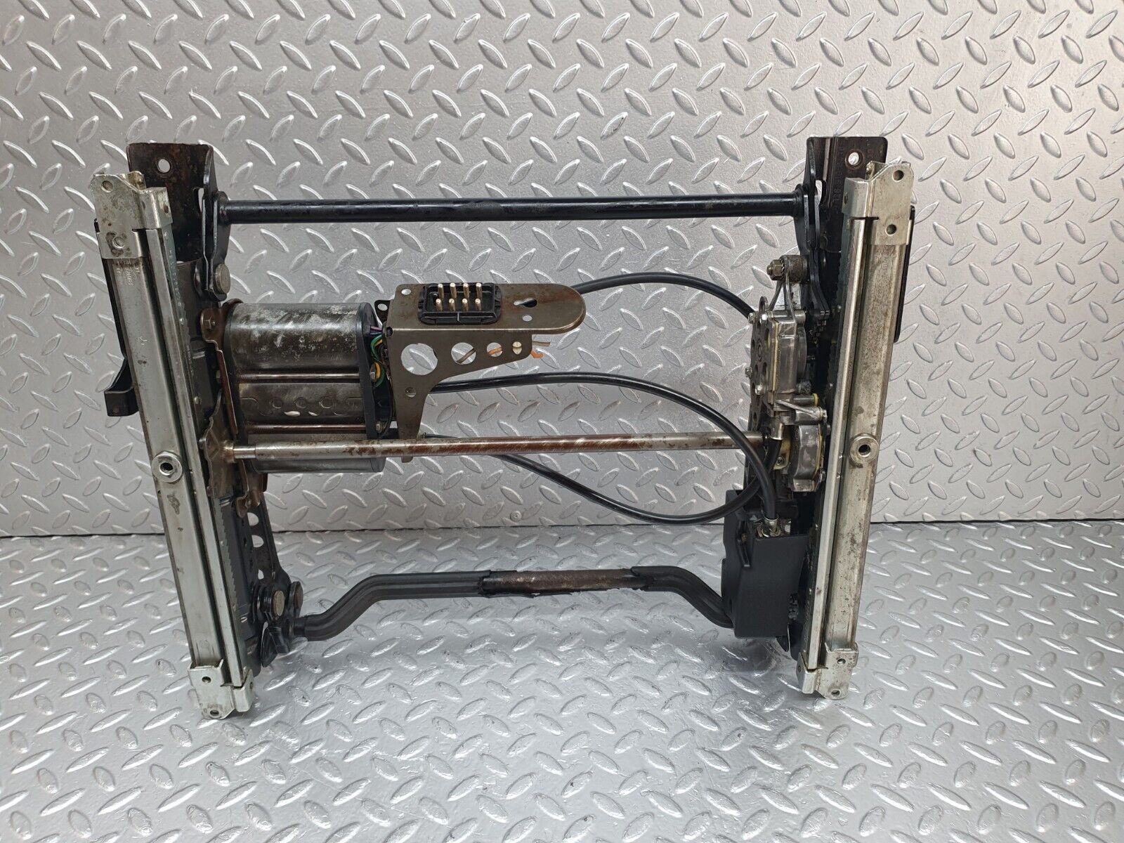 43824 Mercedes-Benz C126 380SEC Coupe Front Right Electric Seat Base