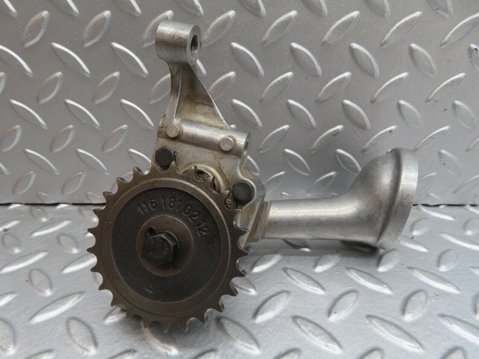 13722 Mercedes-Benz R107 450SL Oil Pump 1161800502